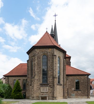 Zdjęcie nr 17: Trójnawowa, czteroprzęsłowa bazylika filarowa, z jednoprzęsłowym, zakończonym wielobocznie prezbiterium, przy którym od południa prostokątna zakrystia; od zachodu na osi wieża na rzucie kwadratu, z kruchtą w przyziemiu, częściowo wtopiona w korpus nawowy. Arkady międzynawowe i tęcza zamknięte półkoliście. Sklepienia kolebkowe z lunetami. Okna prostokątne zamknięte półkoliście, w nawie głównej, ponad arkadami międzynawowymi, okulusy. Fasada pięcioosiowa, pośrodku z ryzalitem wieży występującej przed lico elewacji nawy głównej i naw bocznych, w których zamknięte półkoliście otwory wejściowe. Wieża czterokondygnacyjna, nakryta ostrosłupowym, wysokim hełmem. Zakończenie prezbiterium opięte przyporami. Dachy dwuspadowe na nawą główną i prezbiterium, pulpitowe nad nawami bocznymi. 