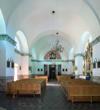 Zdjęcie nr 9: Orientowany, jednonawowy, ścienno- filarowy, z jednoprzęsłowym trójbocznie zamkniętym prezbiterium, po którego bokach zakrystia i kruchta. Od zachodu czworoboczna wieża wtopiona w korpus. Sklepienia kolebkowe, w korpusie na gurtach. Elewacje na cokole, potynkowane. Fasada trójosiowa, pośrodku z płytkim ryzalitem, w którym prostokątny portal, nad nim półkoliste okno, wyżej elewacja wieży ujęta półszczytami.  