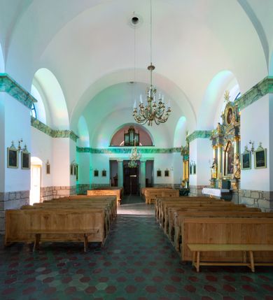 Zdjęcie nr 10: Orientowany, jednonawowy, ścienno- filarowy, z jednoprzęsłowym trójbocznie zamkniętym prezbiterium, po którego bokach zakrystia i kruchta. Od zachodu czworoboczna wieża wtopiona w korpus. Sklepienia kolebkowe, w korpusie na gurtach. Elewacje na cokole, potynkowane. Fasada trójosiowa, pośrodku z płytkim ryzalitem, w którym prostokątny portal, nad nim półkoliste okno, wyżej elewacja wieży ujęta półszczytami.  