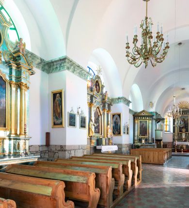 Zdjęcie nr 3: Orientowany, jednonawowy, ścienno- filarowy, z jednoprzęsłowym trójbocznie zamkniętym prezbiterium, po którego bokach zakrystia i kruchta. Od zachodu czworoboczna wieża wtopiona w korpus. Sklepienia kolebkowe, w korpusie na gurtach. Elewacje na cokole, potynkowane. Fasada trójosiowa, pośrodku z płytkim ryzalitem, w którym prostokątny portal, nad nim półkoliste okno, wyżej elewacja wieży ujęta półszczytami.  