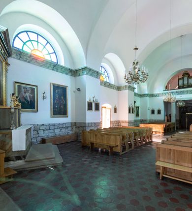 Zdjęcie nr 11: Orientowany, jednonawowy, ścienno- filarowy, z jednoprzęsłowym trójbocznie zamkniętym prezbiterium, po którego bokach zakrystia i kruchta. Od zachodu czworoboczna wieża wtopiona w korpus. Sklepienia kolebkowe, w korpusie na gurtach. Elewacje na cokole, potynkowane. Fasada trójosiowa, pośrodku z płytkim ryzalitem, w którym prostokątny portal, nad nim półkoliste okno, wyżej elewacja wieży ujęta półszczytami.  