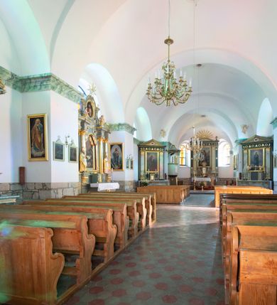 Zdjęcie nr 20: Orientowany, jednonawowy, ścienno- filarowy, z jednoprzęsłowym trójbocznie zamkniętym prezbiterium, po którego bokach zakrystia i kruchta. Od zachodu czworoboczna wieża wtopiona w korpus. Sklepienia kolebkowe, w korpusie na gurtach. Elewacje na cokole, potynkowane. Fasada trójosiowa, pośrodku z płytkim ryzalitem, w którym prostokątny portal, nad nim półkoliste okno, wyżej elewacja wieży ujęta półszczytami.  