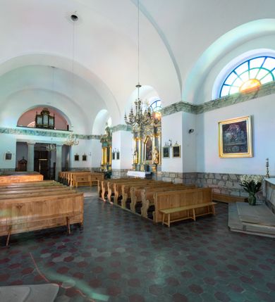 Zdjęcie nr 12: Orientowany, jednonawowy, ścienno- filarowy, z jednoprzęsłowym trójbocznie zamkniętym prezbiterium, po którego bokach zakrystia i kruchta. Od zachodu czworoboczna wieża wtopiona w korpus. Sklepienia kolebkowe, w korpusie na gurtach. Elewacje na cokole, potynkowane. Fasada trójosiowa, pośrodku z płytkim ryzalitem, w którym prostokątny portal, nad nim półkoliste okno, wyżej elewacja wieży ujęta półszczytami.  