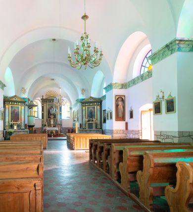 Zdjęcie nr 4: Orientowany, jednonawowy, ścienno- filarowy, z jednoprzęsłowym trójbocznie zamkniętym prezbiterium, po którego bokach zakrystia i kruchta. Od zachodu czworoboczna wieża wtopiona w korpus. Sklepienia kolebkowe, w korpusie na gurtach. Elewacje na cokole, potynkowane. Fasada trójosiowa, pośrodku z płytkim ryzalitem, w którym prostokątny portal, nad nim półkoliste okno, wyżej elewacja wieży ujęta półszczytami.  