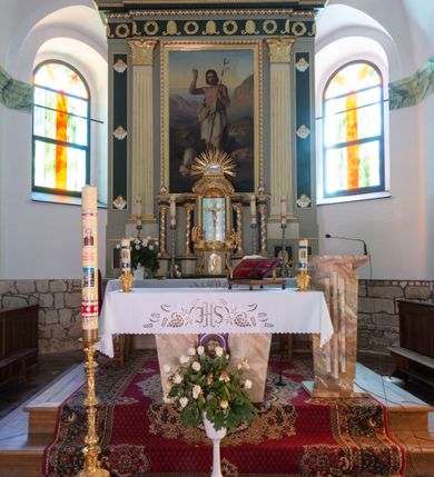 Zdjęcie nr 6: Orientowany, jednonawowy, ścienno- filarowy, z jednoprzęsłowym trójbocznie zamkniętym prezbiterium, po którego bokach zakrystia i kruchta. Od zachodu czworoboczna wieża wtopiona w korpus. Sklepienia kolebkowe, w korpusie na gurtach. Elewacje na cokole, potynkowane. Fasada trójosiowa, pośrodku z płytkim ryzalitem, w którym prostokątny portal, nad nim półkoliste okno, wyżej elewacja wieży ujęta półszczytami.  