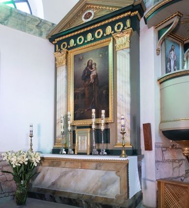 Zdjęcie nr 7: Orientowany, jednonawowy, ścienno- filarowy, z jednoprzęsłowym trójbocznie zamkniętym prezbiterium, po którego bokach zakrystia i kruchta. Od zachodu czworoboczna wieża wtopiona w korpus. Sklepienia kolebkowe, w korpusie na gurtach. Elewacje na cokole, potynkowane. Fasada trójosiowa, pośrodku z płytkim ryzalitem, w którym prostokątny portal, nad nim półkoliste okno, wyżej elewacja wieży ujęta półszczytami.  