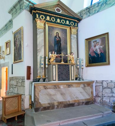 Zdjęcie nr 8: Orientowany, jednonawowy, ścienno- filarowy, z jednoprzęsłowym trójbocznie zamkniętym prezbiterium, po którego bokach zakrystia i kruchta. Od zachodu czworoboczna wieża wtopiona w korpus. Sklepienia kolebkowe, w korpusie na gurtach. Elewacje na cokole, potynkowane. Fasada trójosiowa, pośrodku z płytkim ryzalitem, w którym prostokątny portal, nad nim półkoliste okno, wyżej elewacja wieży ujęta półszczytami.  