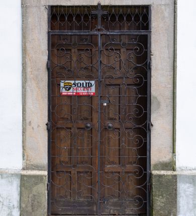 Zdjęcie nr 14: Orientowany, jednonawowy, ścienno- filarowy, z jednoprzęsłowym trójbocznie zamkniętym prezbiterium, po którego bokach zakrystia i kruchta. Od zachodu czworoboczna wieża wtopiona w korpus. Sklepienia kolebkowe, w korpusie na gurtach. Elewacje na cokole, potynkowane. Fasada trójosiowa, pośrodku z płytkim ryzalitem, w którym prostokątny portal, nad nim półkoliste okno, wyżej elewacja wieży ujęta półszczytami.  