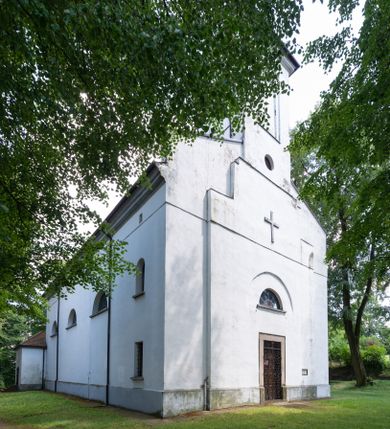 Zdjęcie nr 1: Orientowany, jednonawowy, ścienno- filarowy, z jednoprzęsłowym trójbocznie zamkniętym prezbiterium, po którego bokach zakrystia i kruchta. Od zachodu czworoboczna wieża wtopiona w korpus. Sklepienia kolebkowe, w korpusie na gurtach. Elewacje na cokole, potynkowane. Fasada trójosiowa, pośrodku z płytkim ryzalitem, w którym prostokątny portal, nad nim półkoliste okno, wyżej elewacja wieży ujęta półszczytami.  