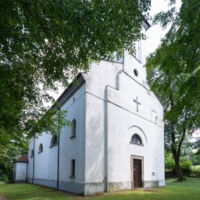 Zdjęcie nr 1: Orientowany, jednonawowy, ścienno- filarowy, z jednoprzęsłowym trójbocznie zamkniętym prezbiterium, po którego bokach zakrystia i kruchta. Od zachodu czworoboczna wieża wtopiona w korpus. Sklepienia kolebkowe, w korpusie na gurtach. Elewacje na cokole, potynkowane. Fasada trójosiowa, pośrodku z płytkim ryzalitem, w którym prostokątny portal, nad nim półkoliste okno, wyżej elewacja wieży ujęta półszczytami.  