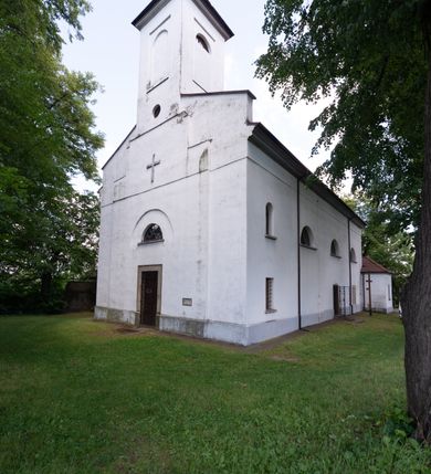 Zdjęcie nr 2: Orientowany, jednonawowy, ścienno- filarowy, z jednoprzęsłowym trójbocznie zamkniętym prezbiterium, po którego bokach zakrystia i kruchta. Od zachodu czworoboczna wieża wtopiona w korpus. Sklepienia kolebkowe, w korpusie na gurtach. Elewacje na cokole, potynkowane. Fasada trójosiowa, pośrodku z płytkim ryzalitem, w którym prostokątny portal, nad nim półkoliste okno, wyżej elewacja wieży ujęta półszczytami.  