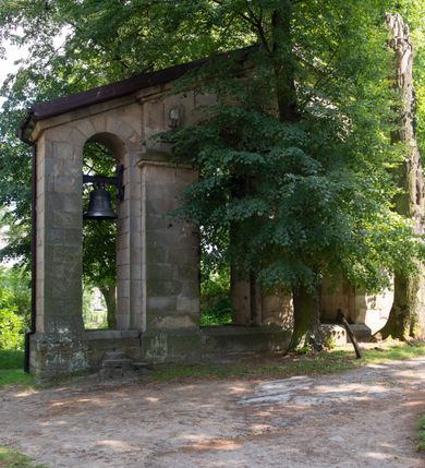 Zdjęcie nr 17: Orientowany, jednonawowy, ścienno- filarowy, z jednoprzęsłowym trójbocznie zamkniętym prezbiterium, po którego bokach zakrystia i kruchta. Od zachodu czworoboczna wieża wtopiona w korpus. Sklepienia kolebkowe, w korpusie na gurtach. Elewacje na cokole, potynkowane. Fasada trójosiowa, pośrodku z płytkim ryzalitem, w którym prostokątny portal, nad nim półkoliste okno, wyżej elewacja wieży ujęta półszczytami.  