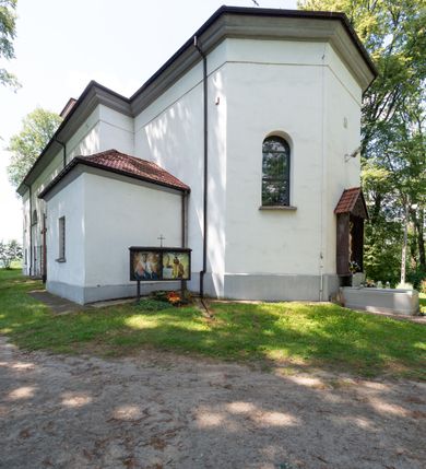 Zdjęcie nr 13: Orientowany, jednonawowy, ścienno- filarowy, z jednoprzęsłowym trójbocznie zamkniętym prezbiterium, po którego bokach zakrystia i kruchta. Od zachodu czworoboczna wieża wtopiona w korpus. Sklepienia kolebkowe, w korpusie na gurtach. Elewacje na cokole, potynkowane. Fasada trójosiowa, pośrodku z płytkim ryzalitem, w którym prostokątny portal, nad nim półkoliste okno, wyżej elewacja wieży ujęta półszczytami.  