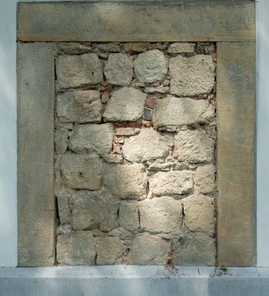 Zdjęcie nr 16: Orientowany, jednonawowy, ścienno- filarowy, z jednoprzęsłowym trójbocznie zamkniętym prezbiterium, po którego bokach zakrystia i kruchta. Od zachodu czworoboczna wieża wtopiona w korpus. Sklepienia kolebkowe, w korpusie na gurtach. Elewacje na cokole, potynkowane. Fasada trójosiowa, pośrodku z płytkim ryzalitem, w którym prostokątny portal, nad nim półkoliste okno, wyżej elewacja wieży ujęta półszczytami.  