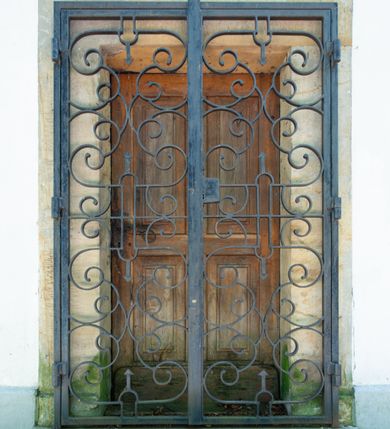 Zdjęcie nr 15: Orientowany, jednonawowy, ścienno- filarowy, z jednoprzęsłowym trójbocznie zamkniętym prezbiterium, po którego bokach zakrystia i kruchta. Od zachodu czworoboczna wieża wtopiona w korpus. Sklepienia kolebkowe, w korpusie na gurtach. Elewacje na cokole, potynkowane. Fasada trójosiowa, pośrodku z płytkim ryzalitem, w którym prostokątny portal, nad nim półkoliste okno, wyżej elewacja wieży ujęta półszczytami.  