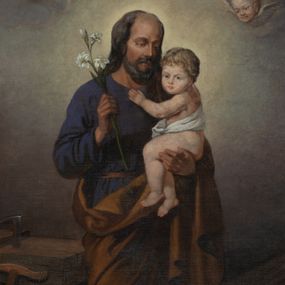 Zdjęcie nr 1: Obraz w kształcie stojącego prostokąta przedstawiający św. Józefa z Dzieciątkiem. Święty został ukazany w całej postaci, delikatnie zwrócony w lewo. Na lewej ręce trzyma Dzieciątko Jezus, a w prawej gałązkę białej lilii. Święty Józef ma podłużną twarz, okoloną krótką brodą oraz ciemnymi włosami, nos długi i wąski, wzrok wpatrzony w Jezusa. Ubrany jest w granatową szatę z długimi rękawami oraz brązowy płaszcz, zarzucony na lewe ramię i opasujący świętego poniżej pasa; stopy bose. Dzieciątko ma twarz o rysach niemowlęcych, wzrok skierowany na widza. Zwrócone jest w trzech czwartych w prawo, ukazane w pozycji siedzącej, z z rączkami opartymi o św. Józefa. Ubrane jest w białą, wąską tkaninę, przerzuconą przez plecy. Wokół głów św. Józefa i Dzieciątka znajdują się złote i świetliste nimby. Całość ukazana w sumarycznie oddanym wnętrzu architektonicznym z warsztatem stolarskim i różnymi narzędziami stolarskimi. U góry obrazu dwie  uskrzydlone główki anielskie na chmurze obłoków. Rama drewniana, profilowana, złocona, od zewnątrz zdobiona kimationem.
