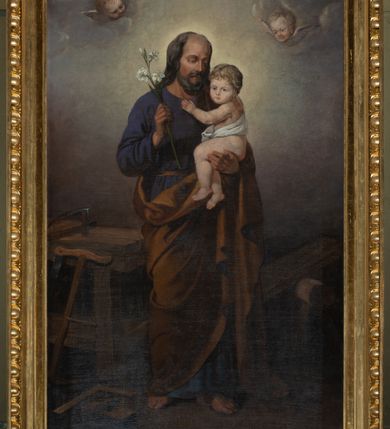 Zdjęcie nr 2: Nastawa architektoniczna, jednoosiowa, jednokondygnacyjna. Ołtarz drewniany, prostopadłościenny, na cokole, z malowaną płyciną na ściance przedniej w formie leżącego prostokąta o wklęsłych bokach, polichromowane na sposób imitujący marmoryzację w różnych odcieniach brązu, szarości i bieli. Zakończone profilowanym gzymsem, dekorowanym złoconym ornamentem roślinnym. Mensa drewniana. Na ołtarzu ustawione tabernakulum w formie drewnianej, prostopadłościennej skrzynki. Na przedniej ściance prostokątna płycina o owalnych narożach z przedstawieniem kielicha w glorii. Całość obwiedziona profilowanym, złoconym gzymsem. Na tabernakulum niski, prostopadłościenny tron wystawienia. Nastawa ujęta dwoma pilastrami o kanelowanych trzonach, dźwigających niepełne belkowanie i trójkątny przyczółek. Fryz dekorowany ustawionymi naprzemiennie anthemionami i wieńcami, belkowanie i przyczółek zdobione kimationem. W polu przyczółka owalny medalion z monogramem Chrystusa, ujęty wieńcem, w glorii promienistej. W polu środkowym obraz w formie stojącego prostokąta z wizerunkiem św. Józefa z Dzieciątkiem, ujęty profilowaną ramą dekorowaną kimationem. Nastawa polichromowana jest w kolorze szarym, trzony pilastrów są marmoryzowane, belkowanie o barwie zielono-niebieskiej. Profile, kapitele i dekoracja złocone, wieniec srebrzony. 