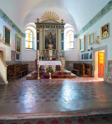 Zdjęcie nr 2: Ołtarz architektoniczny, przyścienny, jednokondygnacyjny, jednoosiowy, w formie aediculi. Mensa prostopadłościenna, na niej tabernakulum w formie zbliżonej do prostopadłościennej skrzynki o wypukłej ściance frontowej ustawione na tle ścianki z tronem wystawienia ujętym ramką zamkniętą łukiem nadwieszonym. Drzwiczki tabernakulum dekorowane kielichem z hostią, ujęte wolutami. Tron wystawienia oraz ściankę flankują kręcone kolumny podtrzymujące wyłamane na ich osiach belkowanie. Niszę wypełnia pasyjka na tle kół dekorowanych liliami, po jej dwóch stronach klęczące anioły trzymające kielichy. Tabernakulum polichromowane na kolor jasnoszary, fryz ciemnoszary, profile złocone.
Nastawa na wysokim cokole dekorowanym prostokątnymi płycinami z dekoracją. W polu głównym rama w kształcie stojącego prostokąta, a w niej obraz z przedstawieniem św. Jana Chrzciciela. Pole flankowane zakończonymi kapitelami, kanelowanymi pilastrami podtrzymującymi wyłamane nad polem centralnym belkowanie. Na osiach zewnętrznych prostokątne płyciny. Całość zwieńczona trójkątnym przyczółkiem  z polem wypełnionym wieńcem i glorią promienistą z wiązkami prostych promieni przedzielonymi pojedynczymi, falistymi. Na skrajnych fragmentach belkowania wazony. 
Na zewnętrznych płycinach uskrzydlone aniołki na chmurach, fryz z dekoracją z naprzemiennie umieszczonych wieńców i palmet poniżej perełkowania, krawędzie zwieńczenia podkreślone rzędami listków. 
Struktura w kolorze jasnoszarym, płyciny ciemnoszare, profile, ornamenty i dekoracje złocone i srebrzone.
