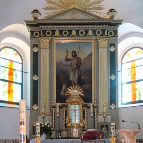 Zdjęcie nr 1: Ołtarz architektoniczny, przyścienny, jednokondygnacyjny, jednoosiowy, w formie aediculi. Mensa prostopadłościenna, na niej tabernakulum w formie zbliżonej do prostopadłościennej skrzynki o wypukłej ściance frontowej ustawione na tle ścianki z tronem wystawienia ujętym ramką zamkniętą łukiem nadwieszonym. Drzwiczki tabernakulum dekorowane kielichem z hostią, ujęte wolutami. Tron wystawienia oraz ściankę flankują kręcone kolumny podtrzymujące wyłamane na ich osiach belkowanie. Niszę wypełnia pasyjka na tle kół dekorowanych liliami, po jej dwóch stronach klęczące anioły trzymające kielichy. Tabernakulum polichromowane na kolor jasnoszary, fryz ciemnoszary, profile złocone.
Nastawa na wysokim cokole dekorowanym prostokątnymi płycinami z dekoracją. W polu głównym rama w kształcie stojącego prostokąta, a w niej obraz z przedstawieniem św. Jana Chrzciciela. Pole flankowane zakończonymi kapitelami, kanelowanymi pilastrami podtrzymującymi wyłamane nad polem centralnym belkowanie. Na osiach zewnętrznych prostokątne płyciny. Całość zwieńczona trójkątnym przyczółkiem  z polem wypełnionym wieńcem i glorią promienistą z wiązkami prostych promieni przedzielonymi pojedynczymi, falistymi. Na skrajnych fragmentach belkowania wazony. 
Na zewnętrznych płycinach uskrzydlone aniołki na chmurach, fryz z dekoracją z naprzemiennie umieszczonych wieńców i palmet poniżej perełkowania, krawędzie zwieńczenia podkreślone rzędami listków. 
Struktura w kolorze jasnoszarym, płyciny ciemnoszare, profile, ornamenty i dekoracje złocone i srebrzone.
