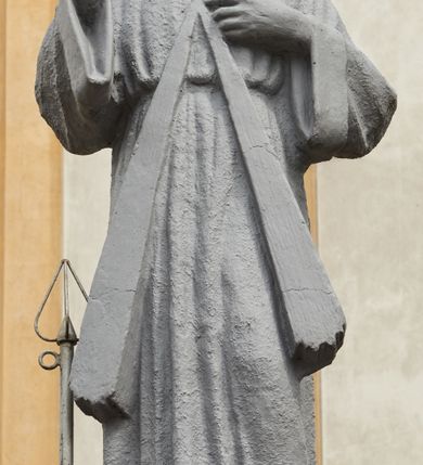 Zdjęcie nr 29: Kościół jest orientowany, murowany z cegły i kamienia, na rzucie podłużnym. Zajmuje powierzchnię około 606 metrów kwadratowych, długość bryły wynosi około 32, a szerokość 14 metrów. Jednonawowy, trójprzęsłowy korpus charakteryzuje środkowe, kwadratowe przęsło z płytkimi apsydami po bokach, wysuwającymi się przed lica elewacji bocznych, na wzór pseudotranseptu (para spłaszczonych apsyd). Przęsło wschodnie, na rzucie prostokąta, z wnękami po bokach, zakończone jest apsydą stanowiącą przestrzeń prezbiterium. Na osi kościoła i przedłużeniu prezbiterium jest piętrowa zakrystia ze skarbcem, natomiast w przedłużeniu przęsła zachodniego wieża ujęta po bokach piętrowymi lokalnościami. Korpus nawowy przekryty jest sklepieniem kolebkowym na gurtach, z lunetami, które w przęśle środkowym, na przecięciu z pseudotranseptem, tworzy rodzaj sklepienia krzyżowego z okrągłym zwierciadłem. Artykulację ścian wewnątrz kościoła stanowią pary pilastrów wspierające przerywane belkowanie. Na zewnątrz ściany korpusu, transeptu i zakrystii artykułują osadzone na niewysokim cokole lizeny wspierające obiegające całość belkowanie. Dodatkowo mury przeprute są owalnymi otworami okiennymi ujętymi profilowanymi obramieniami. Fasadę charakteryzuje w części środkowej ryzalit o skośnych ściankach bocznych oraz podziały podwójnymi i pojedynczymi pilastrami jońskimi, osadzonymi na wysokich cokołach i wspierającymi belkowanie. Do wnętrza kościoła prowadzą trzy otwory drzwiowe – w elewacji południowej, północnej i zachodniej. Drzwi w fasadzie są ujęte dekoracyjnym portalem z parą wąskich pilastrów, zwieńczonych zwężającymi się ku dołowi kapitelami, wspierających gzyms w formie łuku odcinkowego. Całość ujmuje obramienie o fantazyjnym wykroju w górnej partii, którego krawędzie obiega profilowana listwa z parą niewielkich wolut w górnych narożach. Obramienie drzwi wieńczy prosty gzyms odcinkowy nakryty blaszanym daszkiem. Po bokach wejścia znajduje się para kamiennych kropielnic. Powyżej otworu drzwiowego, pole środkowe fasady przeprute zostało oknem w kształcie stojącego prostokąta zamkniętego łukiem odcinkowym, zamurowanego w jednej trzeciej wysokości. Obramienie okna jest w formie pary pilastrów bez baz, wspierających fryz z kluczem pośrodku i parą wsporników wolutowych po bokach, dźwigających odcinkowy gzyms wieńczący. Pod parapetem umieszczono fartuch w kształcie leżącego prostokąta, o wklęsłych dolnych narożach, z dolną krawędzią zdobioną motywem lambrekinu. W skośnych ścianach bocznych ryzalitu znajduje się para zamkniętych półkoliście niszy z figurami św. Piotra po lewej i św. Pawła po prawej stronie. 
Ryzalit wieńczy trójkątny przyczółek z herbem Nowina w tympanonie. Nad belkowaniem, na całej szerokości fasady, znajduje się prosta attyka z odpowiadającymi dolnej strefie elewacji podziałami lizenowymi, wspierającymi wyłamujący się ponad nimi gzyms ozdobiony wazonami. Powyżej wznosi się górne piętro wieży, czworościenne o ściętych narożnikach, nakryte kopulastym hełmem z nasadnikiem.  
Północna, zachodnia i południowa ściana wieży przeprute są otworami okiennymi w kształcie stojącego prostokąta zamkniętego łukiem odcinkowym. Okna mają obramienia w kształcie stojących prostokątów z uszakami w górnych narożach, zwieńczone są belkowaniem w formie łuku odcinkowego z kluczem pośrodku i parą wolutowych wsporników po bokach fryzu. Podwieszenie ma formę fartucha w kształcie leżącego prostokąta o wklęsłych dolnych narożach i dolnej krawędzi zdobionej motywem lambrekinu. Powyżej otworów okiennych znajdują się okrągłe tarcze zegarowe. Pola ściętych naroży wieży zdobi ornamentyka cekinowa i kampanule. Korpus nawowy przykrywa dwuspadowy dach zakończony pięciopołaciowo nad prezbiterium i trójpołaciowo nad końcami transeptu, kryty dachówką. Na skrzyżowaniu korpusu nawowego i transeptu ulokowano obitą blachą wieżyczkę na sygnaturkę. Kolorystyka tynków kościoła utrzymana jest w odcieniu ugru, w dolnej partii różu, detal architektoniczny i ornamentyka w bieli. 

Plac przykościelny otoczony jest murowanym parkanem z usytuowanymi w nim 14 kapliczkami ze stacjami drogi krzyżowej, nakrytymi dwuspadowymi dachami. W jednym z naroży znajduje się niewielka, murowana kaplica grobowa rodziny Romerów o ceglanych ścianach artykułowanych białymi pilastrami i fasadzie ze szczytem ujętym parą spływów i zwieńczonym trójkątnym przyczółkiem.   
