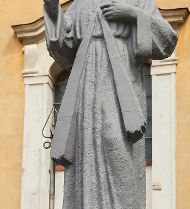 Zdjęcie nr 28: Kościół jest orientowany, murowany z cegły i kamienia, na rzucie podłużnym. Zajmuje powierzchnię około 606 metrów kwadratowych, długość bryły wynosi około 32, a szerokość 14 metrów. Jednonawowy, trójprzęsłowy korpus charakteryzuje środkowe, kwadratowe przęsło z płytkimi apsydami po bokach, wysuwającymi się przed lica elewacji bocznych, na wzór pseudotranseptu (para spłaszczonych apsyd). Przęsło wschodnie, na rzucie prostokąta, z wnękami po bokach, zakończone jest apsydą stanowiącą przestrzeń prezbiterium. Na osi kościoła i przedłużeniu prezbiterium jest piętrowa zakrystia ze skarbcem, natomiast w przedłużeniu przęsła zachodniego wieża ujęta po bokach piętrowymi lokalnościami. Korpus nawowy przekryty jest sklepieniem kolebkowym na gurtach, z lunetami, które w przęśle środkowym, na przecięciu z pseudotranseptem, tworzy rodzaj sklepienia krzyżowego z okrągłym zwierciadłem. Artykulację ścian wewnątrz kościoła stanowią pary pilastrów wspierające przerywane belkowanie. Na zewnątrz ściany korpusu, transeptu i zakrystii artykułują osadzone na niewysokim cokole lizeny wspierające obiegające całość belkowanie. Dodatkowo mury przeprute są owalnymi otworami okiennymi ujętymi profilowanymi obramieniami. Fasadę charakteryzuje w części środkowej ryzalit o skośnych ściankach bocznych oraz podziały podwójnymi i pojedynczymi pilastrami jońskimi, osadzonymi na wysokich cokołach i wspierającymi belkowanie. Do wnętrza kościoła prowadzą trzy otwory drzwiowe – w elewacji południowej, północnej i zachodniej. Drzwi w fasadzie są ujęte dekoracyjnym portalem z parą wąskich pilastrów, zwieńczonych zwężającymi się ku dołowi kapitelami, wspierających gzyms w formie łuku odcinkowego. Całość ujmuje obramienie o fantazyjnym wykroju w górnej partii, którego krawędzie obiega profilowana listwa z parą niewielkich wolut w górnych narożach. Obramienie drzwi wieńczy prosty gzyms odcinkowy nakryty blaszanym daszkiem. Po bokach wejścia znajduje się para kamiennych kropielnic. Powyżej otworu drzwiowego, pole środkowe fasady przeprute zostało oknem w kształcie stojącego prostokąta zamkniętego łukiem odcinkowym, zamurowanego w jednej trzeciej wysokości. Obramienie okna jest w formie pary pilastrów bez baz, wspierających fryz z kluczem pośrodku i parą wsporników wolutowych po bokach, dźwigających odcinkowy gzyms wieńczący. Pod parapetem umieszczono fartuch w kształcie leżącego prostokąta, o wklęsłych dolnych narożach, z dolną krawędzią zdobioną motywem lambrekinu. W skośnych ścianach bocznych ryzalitu znajduje się para zamkniętych półkoliście niszy z figurami św. Piotra po lewej i św. Pawła po prawej stronie. 
Ryzalit wieńczy trójkątny przyczółek z herbem Nowina w tympanonie. Nad belkowaniem, na całej szerokości fasady, znajduje się prosta attyka z odpowiadającymi dolnej strefie elewacji podziałami lizenowymi, wspierającymi wyłamujący się ponad nimi gzyms ozdobiony wazonami. Powyżej wznosi się górne piętro wieży, czworościenne o ściętych narożnikach, nakryte kopulastym hełmem z nasadnikiem.  
Północna, zachodnia i południowa ściana wieży przeprute są otworami okiennymi w kształcie stojącego prostokąta zamkniętego łukiem odcinkowym. Okna mają obramienia w kształcie stojących prostokątów z uszakami w górnych narożach, zwieńczone są belkowaniem w formie łuku odcinkowego z kluczem pośrodku i parą wolutowych wsporników po bokach fryzu. Podwieszenie ma formę fartucha w kształcie leżącego prostokąta o wklęsłych dolnych narożach i dolnej krawędzi zdobionej motywem lambrekinu. Powyżej otworów okiennych znajdują się okrągłe tarcze zegarowe. Pola ściętych naroży wieży zdobi ornamentyka cekinowa i kampanule. Korpus nawowy przykrywa dwuspadowy dach zakończony pięciopołaciowo nad prezbiterium i trójpołaciowo nad końcami transeptu, kryty dachówką. Na skrzyżowaniu korpusu nawowego i transeptu ulokowano obitą blachą wieżyczkę na sygnaturkę. Kolorystyka tynków kościoła utrzymana jest w odcieniu ugru, w dolnej partii różu, detal architektoniczny i ornamentyka w bieli. 

Plac przykościelny otoczony jest murowanym parkanem z usytuowanymi w nim 14 kapliczkami ze stacjami drogi krzyżowej, nakrytymi dwuspadowymi dachami. W jednym z naroży znajduje się niewielka, murowana kaplica grobowa rodziny Romerów o ceglanych ścianach artykułowanych białymi pilastrami i fasadzie ze szczytem ujętym parą spływów i zwieńczonym trójkątnym przyczółkiem.   
