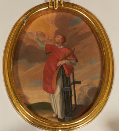 Zdjęcie nr 1: Obraz w formie pionowego owalu. W jego centrum znajduje się całopostaciowe przedstawienie św. Wawrzyńca, zwróconego w trzech czwartych w lewo, z głową ukazaną z profilu i uniesioną ku górze. Święty w kontrapoście, opiera się łokciem o stojący przy jego lewym boku ruszt, w lewej dłoni trzyma liść palmy, prawą rękę zaś unosi do góry. Jego twarz ma delikatne, młodzieńcze rysy, okolona jest krótkimi, jasnymi włosami. Ubrany jest w białą albę i czerwoną dalmatykę, na lewym przedramieniu ma czerwony manipularz. Święty ukazany jest na tle sumarycznie wyobrażonego pejzażu z rozświetlonym niebem i rozstępującymi się obłokami, wśród których znajdują się uskrzydlone główki anielskie. 