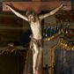 Zdjęcie nr 1: Rzeźba przybita jest trzema gwoździami do prostego krzyża umieszczonego na belce tęczowej. Chrystus ukazany został w typie Cristo morte (umarłego), w lekkim zwisie ciała, o szeroko rozłożonych ramionach przyjmujących kształt delikatnego łuku. Jego głowa opada bezwładnie na prawy bark, nogi ma ugięte w kolanach, skierowane lekko w lewo, w efekcie całe ciało wygina się w pionie w niezbyt wydatny łuk. Stopy skrzyżowane w układzie prawa na lewą. Twarz ma podłużną, o prostym, wąskim nosie, dużych, zamkniętych oczach i niewielkich ustach, okoloną brodą skręconą w dwa pukle oraz pasmami kręconych włosów opadających na ramiona. Na głowie ma koronę cierniową. Jego ciało jest szczupłe, smukłe, o miękko rzeźbionej muskulaturze, silnie podkreślonej w partiach klatki piersiowej, nóg i ramion, z zaznaczonymi śladami męki w postaci broczących rzeźbionymi kroplami krwi ran. Perizonium ma krótkie, ściśle przylegające do ciała, obficie fałdowane zawiązane na prawym biodrze. Polichromia naturalistyczna, perizonium pozłacane. Na pionowej belce krzyża tabliczka z napisem „I.N. / R.I.”. 