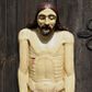 Zdjęcie nr 1: Figura przedstawia Chrystusa w pozycji leżącej, z nogami ułożonymi równolegle oraz rękami spoczywającymi wzdłuż ciała. Jego twarz jest trójkątna, o wystających kościach policzkowych, prostym nosie i zamkniętych oczach, okolona krótką brodą i długimi włosami opadającymi na ramiona. Ciało Jezusa jest silnie wychudzone, z podkreśloną muskulaturą rąk i nóg oraz żebrami i mostkiem klatki piersiowej, z zaznaczonymi śladami męki. Partię bioder przesłania krótkie pozłacane, perizonium zawieszone na sznurze, z końcówką tkaniny przerzuconą przez sznur w partii podbrzusza oraz ze zwisem tkaniny na jego prawym boku. Polichromia ciała naturalistyczna, traktowana niemal monochromatycznie, z zaznaczonymi śladami męki.