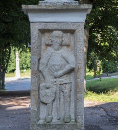 Zdjęcie nr 1: Płyta ma kształt stojącego prostokąta z wydatnym obramieniem, okalającym płaskorzeźbioną postać mężczyzny z odkrytą głową spoczywającą na poduszce. Twarz zmarłego okala zarost. Ma na sobie założoną renesansową zbroję rycerską. W prawej ręce trzyma tarczę z mało czytelnym herbem Orla II (Sasowskie, Szasoroskie), a w lewej miecz ostrzem skierowanym ku dołowi. Na obramieniu częściowo zatarta inskrypcja „HIC IACET GENEROSVS IACOBVS S[A]SOVIVS M[...] [AN]NO [...] 15[46]”.