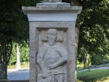 Zdjęcie nr 1: Płyta ma kształt stojącego prostokąta z wydatnym obramieniem, okalającym płaskorzeźbioną postać mężczyzny z odkrytą głową spoczywającą na poduszce. Twarz zmarłego okala zarost. Ma na sobie założoną renesansową zbroję rycerską. W prawej ręce trzyma tarczę z mało czytelnym herbem Orla II (Sasowskie, Szasoroskie), a w lewej miecz ostrzem skierowanym ku dołowi. Na obramieniu częściowo zatarta inskrypcja „HIC IACET GENEROSVS IACOBVS S[A]SOVIVS M[...] [AN]NO [...] 15[46]”.