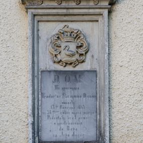 Zdjęcie nr 1: Epitafium w kształcie stojącego prostokąta wsparte na wysuniętym do przodu gzymsie, obwiedzione profilowanym obramieniem, zwieńczone krenelażem wypełnionym ślepym maswerkowaniem i rozetkami. W polu płyty, nad tablicą inskrypcyjną tarcza z godłem herbu Łabędź, labrami, koroną i klejnotem. Poniżej inskrypcja „D(EO) O(PTIMO) M(AXIMO) | Tu spoczywa / Teodor ze Skrzynna Dunin / zmarły 13go czerwca 1853 / w 38mym roku życia swego / pozostały brat prosi / o wstawienie | / do Boga / za Jego duszę”