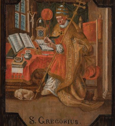 Zdjęcie nr 1: Obraz uzyskał kształt stojącego prostokąta, ujętego prostą, malowaną na jasnobrązowo ramą. Przedstawienie św. Grzegorza Wielkiego w pracowni zostało wkomponowane w pole w kształcie stojącego prostokąta ujętego u dołu i u góry przeciwstawną parą odcinkowych łuków nadwieszonych. Centrum kompozycji stanowi sylwetka siedzącego na wyścielanym purpurą krześle przy wielobocznym stole świętego, zwróconego trzy czwarte w prawo, podtrzymującego na przedramieniu ferulę. Grzegorz pochylony nad stołem pisze w otwartej księdze piórem. Jego twarz jest pozbawiona zarostu. Ubrany jest we wzorzystą kapę okrywającą czerwoną dalmatykę oraz albę, spod której widoczny jest humerał oraz buty. Na głowie ma tiarę papieską. Stół o wzorzystych rzeźbionych nogach przykryty jest czerwoną tkaniną lamowaną złotą taśmą. Leży na nim otwarta księga, przybory pisarskie, krucyfiks i zegar stołowy z dzwonkiem. Na przedniej krawędzi stołu zwisa przyłożony księgą, na której stoi niewielki czerpak, dokument zaopatrzony w cztery woskowe pieczęcie wiszące na taśmach. Pod stołem śpi zwinięty w kłębek pies. Scena została umiejscowiona we wnętrzu z antresolą zwieńczoną balustradą z balasami, pod którą na tle zwieszonej zielonej zasłony wisi czerwony kapelusz kardynalski. Z prawej strony widoczne jest prostokątne okno z czterema kwaterami wypełnionymi gomółkami. 