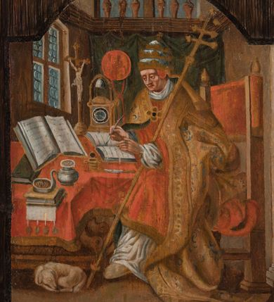 Zdjęcie nr 2: Obraz uzyskał kształt stojącego prostokąta, ujętego prostą, malowaną na jasnobrązowo ramą. Przedstawienie św. Grzegorza Wielkiego w pracowni zostało wkomponowane w pole w kształcie stojącego prostokąta ujętego u dołu i u góry przeciwstawną parą odcinkowych łuków nadwieszonych. Centrum kompozycji stanowi sylwetka siedzącego na wyścielanym purpurą krześle przy wielobocznym stole świętego, zwróconego trzy czwarte w prawo, podtrzymującego na przedramieniu ferulę. Grzegorz pochylony nad stołem pisze w otwartej księdze piórem. Jego twarz jest pozbawiona zarostu. Ubrany jest we wzorzystą kapę okrywającą czerwoną dalmatykę oraz albę, spod której widoczny jest humerał oraz buty. Na głowie ma tiarę papieską. Stół o wzorzystych rzeźbionych nogach przykryty jest czerwoną tkaniną lamowaną złotą taśmą. Leży na nim otwarta księga, przybory pisarskie, krucyfiks i zegar stołowy z dzwonkiem. Na przedniej krawędzi stołu zwisa przyłożony księgą, na której stoi niewielki czerpak, dokument zaopatrzony w cztery woskowe pieczęcie wiszące na taśmach. Pod stołem śpi zwinięty w kłębek pies. Scena została umiejscowiona we wnętrzu z antresolą zwieńczoną balustradą z balasami, pod którą na tle zwieszonej zielonej zasłony wisi czerwony kapelusz kardynalski. Z prawej strony widoczne jest prostokątne okno z czterema kwaterami wypełnionymi gomółkami. 