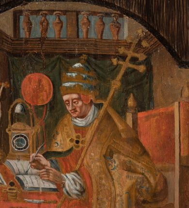 Zdjęcie nr 3: Obraz uzyskał kształt stojącego prostokąta, ujętego prostą, malowaną na jasnobrązowo ramą. Przedstawienie św. Grzegorza Wielkiego w pracowni zostało wkomponowane w pole w kształcie stojącego prostokąta ujętego u dołu i u góry przeciwstawną parą odcinkowych łuków nadwieszonych. Centrum kompozycji stanowi sylwetka siedzącego na wyścielanym purpurą krześle przy wielobocznym stole świętego, zwróconego trzy czwarte w prawo, podtrzymującego na przedramieniu ferulę. Grzegorz pochylony nad stołem pisze w otwartej księdze piórem. Jego twarz jest pozbawiona zarostu. Ubrany jest we wzorzystą kapę okrywającą czerwoną dalmatykę oraz albę, spod której widoczny jest humerał oraz buty. Na głowie ma tiarę papieską. Stół o wzorzystych rzeźbionych nogach przykryty jest czerwoną tkaniną lamowaną złotą taśmą. Leży na nim otwarta księga, przybory pisarskie, krucyfiks i zegar stołowy z dzwonkiem. Na przedniej krawędzi stołu zwisa przyłożony księgą, na której stoi niewielki czerpak, dokument zaopatrzony w cztery woskowe pieczęcie wiszące na taśmach. Pod stołem śpi zwinięty w kłębek pies. Scena została umiejscowiona we wnętrzu z antresolą zwieńczoną balustradą z balasami, pod którą na tle zwieszonej zielonej zasłony wisi czerwony kapelusz kardynalski. Z prawej strony widoczne jest prostokątne okno z czterema kwaterami wypełnionymi gomółkami. 