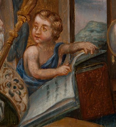 Zdjęcie nr 8: Obraz ma formę stojącego prostokąta. W jego centrum znajduje się prostokątne pole zamknięte górą i dołem przeciwstawnymi łukami segmentowymi nadwieszonymi. W środku wyobrażono św. Augustyna siedzącego za stołem, zwróconego trzy czwarte w lewo z założonymi nogami skierowanymi w przeciwną stronę. Twarz Augustyna okala siwiejący zarost. Ubrany jest we wzorzystą, błękitną kapę zapiętą na piersi, odsłaniającą białą albę, spod której widoczne są trzewiki oraz humerał pod szyją. Na głowie ma infułę z fanonami opadającymi na plecy. Święty w rękach trzyma pastorał z bogato dekorowaną krzywaśnią, na końcu której nienaturalnie wisi błękitny paniselus. Obok świętego za stołem siedzi mały chłopiec, który wskazuje mu otwartą księgę, leżącą na stole. Czworoboczny stół o fantazyjnie powyginanych nogach przykryty jest niebieską tkaniną. Spoczywają na nim księgi, z których jedna jest otwarta. Obok niej widoczne jest lustro oraz przybory pisarskie, a także zwisający rotulus. Dodatkowo dwie księgi, w tym jedna otwarta, leżą obok stołu z lewej strony. Tłem dla przedstawienia jest wnętrze pracowni o ścianach artykułowanych pilastrami, podtrzymującymi gzyms. Tuż za Augustynem widoczne jest czterodzielne prostokątne okno wypełnione gomółkami. Obok z lewej usytuowano otwarte drzwi ujęte w prosty prostokątny portal, za którymi rozpościera się pejzaż. 
