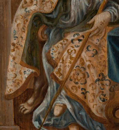 Zdjęcie nr 7: Obraz ma formę stojącego prostokąta. W jego centrum znajduje się prostokątne pole zamknięte górą i dołem przeciwstawnymi łukami segmentowymi nadwieszonymi. W środku wyobrażono św. Augustyna siedzącego za stołem, zwróconego trzy czwarte w lewo z założonymi nogami skierowanymi w przeciwną stronę. Twarz Augustyna okala siwiejący zarost. Ubrany jest we wzorzystą, błękitną kapę zapiętą na piersi, odsłaniającą białą albę, spod której widoczne są trzewiki oraz humerał pod szyją. Na głowie ma infułę z fanonami opadającymi na plecy. Święty w rękach trzyma pastorał z bogato dekorowaną krzywaśnią, na końcu której nienaturalnie wisi błękitny paniselus. Obok świętego za stołem siedzi mały chłopiec, który wskazuje mu otwartą księgę, leżącą na stole. Czworoboczny stół o fantazyjnie powyginanych nogach przykryty jest niebieską tkaniną. Spoczywają na nim księgi, z których jedna jest otwarta. Obok niej widoczne jest lustro oraz przybory pisarskie, a także zwisający rotulus. Dodatkowo dwie księgi, w tym jedna otwarta, leżą obok stołu z lewej strony. Tłem dla przedstawienia jest wnętrze pracowni o ścianach artykułowanych pilastrami, podtrzymującymi gzyms. Tuż za Augustynem widoczne jest czterodzielne prostokątne okno wypełnione gomółkami. Obok z lewej usytuowano otwarte drzwi ujęte w prosty prostokątny portal, za którymi rozpościera się pejzaż. 
