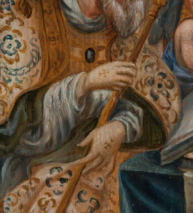 Zdjęcie nr 6: Obraz ma formę stojącego prostokąta. W jego centrum znajduje się prostokątne pole zamknięte górą i dołem przeciwstawnymi łukami segmentowymi nadwieszonymi. W środku wyobrażono św. Augustyna siedzącego za stołem, zwróconego trzy czwarte w lewo z założonymi nogami skierowanymi w przeciwną stronę. Twarz Augustyna okala siwiejący zarost. Ubrany jest we wzorzystą, błękitną kapę zapiętą na piersi, odsłaniającą białą albę, spod której widoczne są trzewiki oraz humerał pod szyją. Na głowie ma infułę z fanonami opadającymi na plecy. Święty w rękach trzyma pastorał z bogato dekorowaną krzywaśnią, na końcu której nienaturalnie wisi błękitny paniselus. Obok świętego za stołem siedzi mały chłopiec, który wskazuje mu otwartą księgę, leżącą na stole. Czworoboczny stół o fantazyjnie powyginanych nogach przykryty jest niebieską tkaniną. Spoczywają na nim księgi, z których jedna jest otwarta. Obok niej widoczne jest lustro oraz przybory pisarskie, a także zwisający rotulus. Dodatkowo dwie księgi, w tym jedna otwarta, leżą obok stołu z lewej strony. Tłem dla przedstawienia jest wnętrze pracowni o ścianach artykułowanych pilastrami, podtrzymującymi gzyms. Tuż za Augustynem widoczne jest czterodzielne prostokątne okno wypełnione gomółkami. Obok z lewej usytuowano otwarte drzwi ujęte w prosty prostokątny portal, za którymi rozpościera się pejzaż. 
