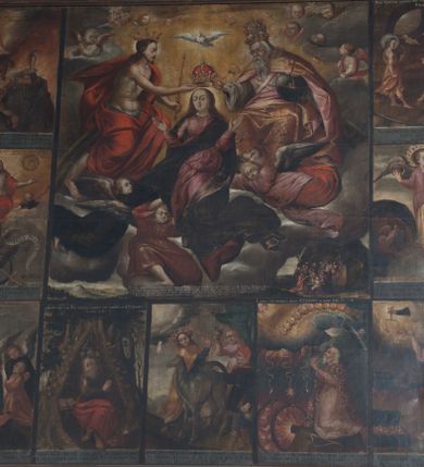 Zdjęcie nr 1: Obraz uzyskał kształt leżącego prostokąta zbliżonego do kwadratu. Pole obrazowe zostało podzielone na jedną, większą, kwaterę środkową oraz dziewięć mniejszych, tworzących jej obramienie z trzech stron. W kwaterze głównej przedstawiono scenę koronacji Marii przez Trójcę Świętą. W centrum kompozycji wyobrażono na szarogranatowych obłokach w całej postaci unoszoną przez aniołów Marię ukazaną frontalnie z nieznacznie ujętą głową w trzech czwartych w lewo. Madonna ma rozłożone ręce na wysokości piersi. Jest to młoda kobieta o owalnej twarzy z wysokim czołem i jasną karnacją oraz rumianymi policzkami. Ma prosty nos i wąskie usta oraz półprzymknięte oczy. Jej głowę otaczają kręcące się długie włosy spływające na ramiona. Ubrana jest w luźną, bladoszkarłatną suknię oraz ciemnogranatowy płaszcz spływający z ramion, przechodzący przez pierś i rozwiany z lewej strony u dołu. Postać Mari od dołu podtrzymuje trzech jasnowłosych aniołów ukazanych w dynamicznych pozach. Mają pucułowate twarze o jasnych karnacjach i rozjaśnione włosy. Ich szaty są rozwiane. Anioł z lewej strony ubrany jest w tunikę ciemnozieloną, środkowy w bladoczerwoną, a anioł z prawej strony w czerwoną oraz różową szatę wierzchnią. Powyżej Marii widać siedzącego z prawej strony Boga Ojca ujętego w trzech czwartych w lewo. Jest to siwobrody starzec z papieską, kosztowną tiarą na głowie, spod której widać siwe włosy spływające na ramiona. Prawą ręką trzyma złotą, zamkniętą koronę, a lewą podtrzymuje na kolanach glob zwieńczony złotym krzyżykiem. Ubrany jest w albę oraz kosztowną, złocistą kapę podbitą różem, której prawa poła okrywa jego kolana. Po drugiej stronie siedzi na obłokach Chrystus ukazany w trzech czwartych w prawo. Prawą ręką unosi koronę nad głową matki, a w lewej trzyma złote berło. Jego twarz o jasnej karnacji, rumianych policzkach, wydatnym nosie i krótkim zaroście, otoczona długimi, brązowymi włosami spływającym na plecy jest widoczna z profilu. Nagie ciało Zbawiciela okrywa perizonium oraz czerwona, rozwiana tkanina przerzucona przez lewe ramię i zakrywająca obie nogi. Jezus ma na głowie otwartą koronę dekorowaną malowaną kameryzacją. Pomiędzy Bogiem Ojcem, a Chrystusem namalowano w świetlistym otoku gołębicę Ducha Świętego. Za nią widać w głębi sferycznie ułożone, malowane, uskrzydlone główki anielskie oraz widoczne w półpostaci dwa aniołki siedzące po bokach Trójcy Świętej na końcach obłoków. W prawym dolnym rogu kompozycji wyobrażono niewielką scenę, w której dwunastu apostołów żywo gestykulujących otacza pusty grób ustawiony na tle skalistego wzgórza. Pierwszy z mniejszych obrazów w lewym, górnym rogu przedstawia leżącego na skale i przykutego mitycznego Prometusza, któremu brązowy sęp wyrywa wątrobę. Jego nagie ciało okrywa jedynie biała przepaska na biodrach. Dookoła jego ciała widać kąsające go węże. W dolnym, lewym rogu kompozycji widać w półpostaci diabła z głową odwróconą w stronę widza. Ponad skałą otoczoną z tyłu ogniem w górnym, lewym rogu przedstawiono na obłokach klęczącą, jasnowłosą kobietę w różowej sukni ze złożonymi modlitewnie rękami odbierającą złotą koronę od postaci w złocistych szatach trzymającą w lewej ręce palmę. Na drugim, środkowym obrazku z lewej strony, w górnej części kompozycji, na obłokach przedstawiono zasiadającego frontalnie Chrystusa. Zbawiciel prawą rękę ma uniesioną ponad głowę, lewą zaś odsuniętą od siebie. Twarz Jezusa jest owalna z jasną karnacją otoczoną krótką, brązową brodą i włosami spływającymi na ramiona. Jego nagie ciało okrywa przerzucona przez lewe przedramię czerwona tkanina zakrywającą ugięte w kolanach nogi. Dłonie i stopy mają  widoczne rany po gwoździach. Po bokach Zbawiciela widać w półpostaci dwóch aniołów dymiących w trąby. Na wysokości głowy Chrystusa z lewej strony widać skrzyżowane, złote berło z palmą w kwietnym otoku, a z prawej płonący miecz z biczami w otoku z cierni. Pod stopami Jezusa przedstawiono klepsydrę wspartą na uskrzydlonej czaszce ludzkiej, na której widnieje rozwiana banderola z łacińską inskrypcją. Pod czaszką na tle węża połykającego swój ogon wyobrażono skrzyżowany miecz z palmą. Na trzecim, dolnym obrazku ukazano dwóch klęczących, starszych mężczyzn skierowanych w lewo. Towarzyszą im dwaj aniołowie stróżowie. Jeden z aniołów wskazuje na widoczne w górnym rogu kompozycji Dzieciątko Jezus dźwigające krzyż w świetlistym otoku. Przed mężczyznami z lewej strony siedzi kościotrup, trzymający lewą ręką przy czaszce jabłko, a w prawej kartkę z napisem. Obok tego przedstawienia w kolejnym, umieszczonym z prawej strony, wyobrażono we wnętrzu pnia drzewa nabijanego drewnianymi czopami siedzącego frontalnie brodatego pustelnika ze modlitewnie złożonymi rękami. Przed jego czołem wiszą trzy kamienie zawieszone na drewnianej konstrukcji. Pustelnik ubrany jest we włosienicę, a jego kolana okrywa czerwony płaszcz. Bose stopy ma skute łańcuchem. Z lewej strony widać otwartą księgę, a z prawej stojący na ziemi skopek z wodą i kilka kamieni. Na sąsiedniej kwaterze z prawej strony przedstawiono w centrum kompozycji wielbłąda poganianego przez trzy osoby. Za zwierzęciem stoi kobieta o nalanej twarzy w złocistej sukni i fantazyjnym czepcu na głowie trzymająca złote berło. Za wielbłądem widać mężczyznę w różowej szacie z kulistym naczyniem w prawej ręce. Z prawej strony kompozycji stoi mężczyzna w czerwonej czapce i czarnym kaftanie, trzymający w lewej ręce trzos z monetami. Z rozjaśnionych obłoków widocznych w górnym, lewym rogu kompozycji, wyłania się ręka trzymająca igłę z uchem skierowanym ku ziemi. W następnej kwaterze wyobrażono na niewielkim wzgórzu klęczącego w profilu w lewo króla Dawida ze złożonymi modlitewnie rękami. Jest to siwobrody starzec w bladoróżowej tunice i kosztownym płaszczu na ramionach, przy którego nogach leży złocista harfa i zamknięta korona. Poniżej wzgórza z lewej strony kompozycji ukazano dwa koncentryczne koła wypełnione płomieniami, utworzone z wężów połykających własny ogon, pomiędzy którymi widać ludzkie twarze. W górnej części kompozycji widać ciemnoszarawe obłoki, z których wydobywa się ogień i spadają trzy gwiazdy. Na obłokach przedstawiono świetlisty łuk utworzony z uskrzydlonych główek anielskich otoczonych świetlistymi promieniami. W lewym, górnym rogu uskrzydlona główka anielska dmie wiatr, podobnie robi inna widoczna przy prawej krawędzi kompozycji, umieszczona na tle ukośnie ukazanego trzonu kolumny. W ostatniej kwaterze w dolnym szeregu przedstawiono siedzącego w pomieszczeniu za drewnianym stołem bankiera liczącego złote monety. Jest to dostatnio ubrany człowiek w czerwonej czapce na głowie. Towarzyszy mu anioł w różowej tunice wskazujący prawą ręką na ukazującą się z niebie rękę trzymającą na tle świetlistych obłoków wagę. W pomieszczeniu znajdują się otwarte skrzynie i worek wypełnione złotymi monetami. Pond tą kwaterą w środkowym przedstawieniu, przy prawej ramie obrazu, ukazano frontalnie w całej postaci stojącej na globie personifikację Wieczności w postaci uskrzydlonego anioła o dziecięcej twarzy. Jego głowę o pulchnych, rumianych policzkach z krótkimi włosami otacza złocisty nimb z wieńcem czarnych gwiazd. Anioł w rozłożonych rękach trzyma złotą obręcz oraz feniksa. Ubrany jest w złocistą tunikę i ciemnoróżową szatę wierzchnią spiętą pod szyją fibulą w kształcie słońca. Z lewo strony na tle skalnej groty widać koguta, a z prawej płomienie z czarnym bazyliszkiem oraz płonące wyżej skały. W ostatniej kwaterze w prawym, górnym rogu przedstawiono wnętrze jaskini otwierającej się na gwiaździste niebo. Na pierwszym planie siedzi siwobrody starzec trzymający na kolanach tabliczkę do pisania i rylec. Obok niego z lewej strony siedzi kobieta trzymająca dziecko na kolanach. Ubrana jest w różową suknię i czerwony płaszcz, a na głowie ma koronę utworzoną z murów miejskich. Przed nimi stoi młodzieniec widoczny z profilu, skierowany w prawo. W lewej ręce trzyma lirę, a w prawej łuk ze strzałami. Ubrany jest w rozwianą, złocistą tunikę sięgającą kolan. Jego głowę okala niebieskawy nimb. W głębi jaskini widać igrające niemowlęta. Na pierwszym planie namalowano węża połykającego własny ogon. Każda ze namalowanych na obrazie kwater zaopatrzona jest w umieszczoną pod przedstawieniem łacińską lemmę. Dodatków w niektórych kwaterach pojawiły się wyjaśniające, łacińskie napisy w ich polach.   