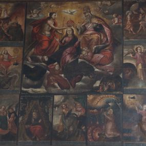 Zdjęcie nr 1: Obraz uzyskał kształt leżącego prostokąta zbliżonego do kwadratu. Pole obrazowe zostało podzielone na jedną, większą, kwaterę środkową oraz dziewięć mniejszych, tworzących jej obramienie z trzech stron. W kwaterze głównej przedstawiono scenę koronacji Marii przez Trójcę Świętą. W centrum kompozycji wyobrażono na szarogranatowych obłokach w całej postaci unoszoną przez aniołów Marię ukazaną frontalnie z nieznacznie ujętą głową w trzech czwartych w lewo. Madonna ma rozłożone ręce na wysokości piersi. Jest to młoda kobieta o owalnej twarzy z wysokim czołem i jasną karnacją oraz rumianymi policzkami. Ma prosty nos i wąskie usta oraz półprzymknięte oczy. Jej głowę otaczają kręcące się długie włosy spływające na ramiona. Ubrana jest w luźną, bladoszkarłatną suknię oraz ciemnogranatowy płaszcz spływający z ramion, przechodzący przez pierś i rozwiany z lewej strony u dołu. Postać Mari od dołu podtrzymuje trzech jasnowłosych aniołów ukazanych w dynamicznych pozach. Mają pucułowate twarze o jasnych karnacjach i rozjaśnione włosy. Ich szaty są rozwiane. Anioł z lewej strony ubrany jest w tunikę ciemnozieloną, środkowy w bladoczerwoną, a anioł z prawej strony w czerwoną oraz różową szatę wierzchnią. Powyżej Marii widać siedzącego z prawej strony Boga Ojca ujętego w trzech czwartych w lewo. Jest to siwobrody starzec z papieską, kosztowną tiarą na głowie, spod której widać siwe włosy spływające na ramiona. Prawą ręką trzyma złotą, zamkniętą koronę, a lewą podtrzymuje na kolanach glob zwieńczony złotym krzyżykiem. Ubrany jest w albę oraz kosztowną, złocistą kapę podbitą różem, której prawa poła okrywa jego kolana. Po drugiej stronie siedzi na obłokach Chrystus ukazany w trzech czwartych w prawo. Prawą ręką unosi koronę nad głową matki, a w lewej trzyma złote berło. Jego twarz o jasnej karnacji, rumianych policzkach, wydatnym nosie i krótkim zaroście, otoczona długimi, brązowymi włosami spływającym na plecy jest widoczna z profilu. Nagie ciało Zbawiciela okrywa perizonium oraz czerwona, rozwiana tkanina przerzucona przez lewe ramię i zakrywająca obie nogi. Jezus ma na głowie otwartą koronę dekorowaną malowaną kameryzacją. Pomiędzy Bogiem Ojcem, a Chrystusem namalowano w świetlistym otoku gołębicę Ducha Świętego. Za nią widać w głębi sferycznie ułożone, malowane, uskrzydlone główki anielskie oraz widoczne w półpostaci dwa aniołki siedzące po bokach Trójcy Świętej na końcach obłoków. W prawym dolnym rogu kompozycji wyobrażono niewielką scenę, w której dwunastu apostołów żywo gestykulujących otacza pusty grób ustawiony na tle skalistego wzgórza. Pierwszy z mniejszych obrazów w lewym, górnym rogu przedstawia leżącego na skale i przykutego mitycznego Prometusza, któremu brązowy sęp wyrywa wątrobę. Jego nagie ciało okrywa jedynie biała przepaska na biodrach. Dookoła jego ciała widać kąsające go węże. W dolnym, lewym rogu kompozycji widać w półpostaci diabła z głową odwróconą w stronę widza. Ponad skałą otoczoną z tyłu ogniem w górnym, lewym rogu przedstawiono na obłokach klęczącą, jasnowłosą kobietę w różowej sukni ze złożonymi modlitewnie rękami odbierającą złotą koronę od postaci w złocistych szatach trzymającą w lewej ręce palmę. Na drugim, środkowym obrazku z lewej strony, w górnej części kompozycji, na obłokach przedstawiono zasiadającego frontalnie Chrystusa. Zbawiciel prawą rękę ma uniesioną ponad głowę, lewą zaś odsuniętą od siebie. Twarz Jezusa jest owalna z jasną karnacją otoczoną krótką, brązową brodą i włosami spływającymi na ramiona. Jego nagie ciało okrywa przerzucona przez lewe przedramię czerwona tkanina zakrywającą ugięte w kolanach nogi. Dłonie i stopy mają  widoczne rany po gwoździach. Po bokach Zbawiciela widać w półpostaci dwóch aniołów dymiących w trąby. Na wysokości głowy Chrystusa z lewej strony widać skrzyżowane, złote berło z palmą w kwietnym otoku, a z prawej płonący miecz z biczami w otoku z cierni. Pod stopami Jezusa przedstawiono klepsydrę wspartą na uskrzydlonej czaszce ludzkiej, na której widnieje rozwiana banderola z łacińską inskrypcją. Pod czaszką na tle węża połykającego swój ogon wyobrażono skrzyżowany miecz z palmą. Na trzecim, dolnym obrazku ukazano dwóch klęczących, starszych mężczyzn skierowanych w lewo. Towarzyszą im dwaj aniołowie stróżowie. Jeden z aniołów wskazuje na widoczne w górnym rogu kompozycji Dzieciątko Jezus dźwigające krzyż w świetlistym otoku. Przed mężczyznami z lewej strony siedzi kościotrup, trzymający lewą ręką przy czaszce jabłko, a w prawej kartkę z napisem. Obok tego przedstawienia w kolejnym, umieszczonym z prawej strony, wyobrażono we wnętrzu pnia drzewa nabijanego drewnianymi czopami siedzącego frontalnie brodatego pustelnika ze modlitewnie złożonymi rękami. Przed jego czołem wiszą trzy kamienie zawieszone na drewnianej konstrukcji. Pustelnik ubrany jest we włosienicę, a jego kolana okrywa czerwony płaszcz. Bose stopy ma skute łańcuchem. Z lewej strony widać otwartą księgę, a z prawej stojący na ziemi skopek z wodą i kilka kamieni. Na sąsiedniej kwaterze z prawej strony przedstawiono w centrum kompozycji wielbłąda poganianego przez trzy osoby. Za zwierzęciem stoi kobieta o nalanej twarzy w złocistej sukni i fantazyjnym czepcu na głowie trzymająca złote berło. Za wielbłądem widać mężczyznę w różowej szacie z kulistym naczyniem w prawej ręce. Z prawej strony kompozycji stoi mężczyzna w czerwonej czapce i czarnym kaftanie, trzymający w lewej ręce trzos z monetami. Z rozjaśnionych obłoków widocznych w górnym, lewym rogu kompozycji, wyłania się ręka trzymająca igłę z uchem skierowanym ku ziemi. W następnej kwaterze wyobrażono na niewielkim wzgórzu klęczącego w profilu w lewo króla Dawida ze złożonymi modlitewnie rękami. Jest to siwobrody starzec w bladoróżowej tunice i kosztownym płaszczu na ramionach, przy którego nogach leży złocista harfa i zamknięta korona. Poniżej wzgórza z lewej strony kompozycji ukazano dwa koncentryczne koła wypełnione płomieniami, utworzone z wężów połykających własny ogon, pomiędzy którymi widać ludzkie twarze. W górnej części kompozycji widać ciemnoszarawe obłoki, z których wydobywa się ogień i spadają trzy gwiazdy. Na obłokach przedstawiono świetlisty łuk utworzony z uskrzydlonych główek anielskich otoczonych świetlistymi promieniami. W lewym, górnym rogu uskrzydlona główka anielska dmie wiatr, podobnie robi inna widoczna przy prawej krawędzi kompozycji, umieszczona na tle ukośnie ukazanego trzonu kolumny. W ostatniej kwaterze w dolnym szeregu przedstawiono siedzącego w pomieszczeniu za drewnianym stołem bankiera liczącego złote monety. Jest to dostatnio ubrany człowiek w czerwonej czapce na głowie. Towarzyszy mu anioł w różowej tunice wskazujący prawą ręką na ukazującą się z niebie rękę trzymającą na tle świetlistych obłoków wagę. W pomieszczeniu znajdują się otwarte skrzynie i worek wypełnione złotymi monetami. Pond tą kwaterą w środkowym przedstawieniu, przy prawej ramie obrazu, ukazano frontalnie w całej postaci stojącej na globie personifikację Wieczności w postaci uskrzydlonego anioła o dziecięcej twarzy. Jego głowę o pulchnych, rumianych policzkach z krótkimi włosami otacza złocisty nimb z wieńcem czarnych gwiazd. Anioł w rozłożonych rękach trzyma złotą obręcz oraz feniksa. Ubrany jest w złocistą tunikę i ciemnoróżową szatę wierzchnią spiętą pod szyją fibulą w kształcie słońca. Z lewo strony na tle skalnej groty widać koguta, a z prawej płomienie z czarnym bazyliszkiem oraz płonące wyżej skały. W ostatniej kwaterze w prawym, górnym rogu przedstawiono wnętrze jaskini otwierającej się na gwiaździste niebo. Na pierwszym planie siedzi siwobrody starzec trzymający na kolanach tabliczkę do pisania i rylec. Obok niego z lewej strony siedzi kobieta trzymająca dziecko na kolanach. Ubrana jest w różową suknię i czerwony płaszcz, a na głowie ma koronę utworzoną z murów miejskich. Przed nimi stoi młodzieniec widoczny z profilu, skierowany w prawo. W lewej ręce trzyma lirę, a w prawej łuk ze strzałami. Ubrany jest w rozwianą, złocistą tunikę sięgającą kolan. Jego głowę okala niebieskawy nimb. W głębi jaskini widać igrające niemowlęta. Na pierwszym planie namalowano węża połykającego własny ogon. Każda ze namalowanych na obrazie kwater zaopatrzona jest w umieszczoną pod przedstawieniem łacińską lemmę. Dodatków w niektórych kwaterach pojawiły się wyjaśniające, łacińskie napisy w ich polach.   