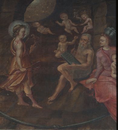 Zdjęcie nr 6: Obraz uzyskał kształt leżącego prostokąta zbliżonego do kwadratu. Pole obrazowe zostało podzielone na jedną, większą, kwaterę środkową oraz dziewięć mniejszych, tworzących jej obramienie z trzech stron. W kwaterze głównej przedstawiono scenę koronacji Marii przez Trójcę Świętą. W centrum kompozycji wyobrażono na szarogranatowych obłokach w całej postaci unoszoną przez aniołów Marię ukazaną frontalnie z nieznacznie ujętą głową w trzech czwartych w lewo. Madonna ma rozłożone ręce na wysokości piersi. Jest to młoda kobieta o owalnej twarzy z wysokim czołem i jasną karnacją oraz rumianymi policzkami. Ma prosty nos i wąskie usta oraz półprzymknięte oczy. Jej głowę otaczają kręcące się długie włosy spływające na ramiona. Ubrana jest w luźną, bladoszkarłatną suknię oraz ciemnogranatowy płaszcz spływający z ramion, przechodzący przez pierś i rozwiany z lewej strony u dołu. Postać Mari od dołu podtrzymuje trzech jasnowłosych aniołów ukazanych w dynamicznych pozach. Mają pucułowate twarze o jasnych karnacjach i rozjaśnione włosy. Ich szaty są rozwiane. Anioł z lewej strony ubrany jest w tunikę ciemnozieloną, środkowy w bladoczerwoną, a anioł z prawej strony w czerwoną oraz różową szatę wierzchnią. Powyżej Marii widać siedzącego z prawej strony Boga Ojca ujętego w trzech czwartych w lewo. Jest to siwobrody starzec z papieską, kosztowną tiarą na głowie, spod której widać siwe włosy spływające na ramiona. Prawą ręką trzyma złotą, zamkniętą koronę, a lewą podtrzymuje na kolanach glob zwieńczony złotym krzyżykiem. Ubrany jest w albę oraz kosztowną, złocistą kapę podbitą różem, której prawa poła okrywa jego kolana. Po drugiej stronie siedzi na obłokach Chrystus ukazany w trzech czwartych w prawo. Prawą ręką unosi koronę nad głową matki, a w lewej trzyma złote berło. Jego twarz o jasnej karnacji, rumianych policzkach, wydatnym nosie i krótkim zaroście, otoczona długimi, brązowymi włosami spływającym na plecy jest widoczna z profilu. Nagie ciało Zbawiciela okrywa perizonium oraz czerwona, rozwiana tkanina przerzucona przez lewe ramię i zakrywająca obie nogi. Jezus ma na głowie otwartą koronę dekorowaną malowaną kameryzacją. Pomiędzy Bogiem Ojcem, a Chrystusem namalowano w świetlistym otoku gołębicę Ducha Świętego. Za nią widać w głębi sferycznie ułożone, malowane, uskrzydlone główki anielskie oraz widoczne w półpostaci dwa aniołki siedzące po bokach Trójcy Świętej na końcach obłoków. W prawym dolnym rogu kompozycji wyobrażono niewielką scenę, w której dwunastu apostołów żywo gestykulujących otacza pusty grób ustawiony na tle skalistego wzgórza. Pierwszy z mniejszych obrazów w lewym, górnym rogu przedstawia leżącego na skale i przykutego mitycznego Prometusza, któremu brązowy sęp wyrywa wątrobę. Jego nagie ciało okrywa jedynie biała przepaska na biodrach. Dookoła jego ciała widać kąsające go węże. W dolnym, lewym rogu kompozycji widać w półpostaci diabła z głową odwróconą w stronę widza. Ponad skałą otoczoną z tyłu ogniem w górnym, lewym rogu przedstawiono na obłokach klęczącą, jasnowłosą kobietę w różowej sukni ze złożonymi modlitewnie rękami odbierającą złotą koronę od postaci w złocistych szatach trzymającą w lewej ręce palmę. Na drugim, środkowym obrazku z lewej strony, w górnej części kompozycji, na obłokach przedstawiono zasiadającego frontalnie Chrystusa. Zbawiciel prawą rękę ma uniesioną ponad głowę, lewą zaś odsuniętą od siebie. Twarz Jezusa jest owalna z jasną karnacją otoczoną krótką, brązową brodą i włosami spływającymi na ramiona. Jego nagie ciało okrywa przerzucona przez lewe przedramię czerwona tkanina zakrywającą ugięte w kolanach nogi. Dłonie i stopy mają  widoczne rany po gwoździach. Po bokach Zbawiciela widać w półpostaci dwóch aniołów dymiących w trąby. Na wysokości głowy Chrystusa z lewej strony widać skrzyżowane, złote berło z palmą w kwietnym otoku, a z prawej płonący miecz z biczami w otoku z cierni. Pod stopami Jezusa przedstawiono klepsydrę wspartą na uskrzydlonej czaszce ludzkiej, na której widnieje rozwiana banderola z łacińską inskrypcją. Pod czaszką na tle węża połykającego swój ogon wyobrażono skrzyżowany miecz z palmą. Na trzecim, dolnym obrazku ukazano dwóch klęczących, starszych mężczyzn skierowanych w lewo. Towarzyszą im dwaj aniołowie stróżowie. Jeden z aniołów wskazuje na widoczne w górnym rogu kompozycji Dzieciątko Jezus dźwigające krzyż w świetlistym otoku. Przed mężczyznami z lewej strony siedzi kościotrup, trzymający lewą ręką przy czaszce jabłko, a w prawej kartkę z napisem. Obok tego przedstawienia w kolejnym, umieszczonym z prawej strony, wyobrażono we wnętrzu pnia drzewa nabijanego drewnianymi czopami siedzącego frontalnie brodatego pustelnika ze modlitewnie złożonymi rękami. Przed jego czołem wiszą trzy kamienie zawieszone na drewnianej konstrukcji. Pustelnik ubrany jest we włosienicę, a jego kolana okrywa czerwony płaszcz. Bose stopy ma skute łańcuchem. Z lewej strony widać otwartą księgę, a z prawej stojący na ziemi skopek z wodą i kilka kamieni. Na sąsiedniej kwaterze z prawej strony przedstawiono w centrum kompozycji wielbłąda poganianego przez trzy osoby. Za zwierzęciem stoi kobieta o nalanej twarzy w złocistej sukni i fantazyjnym czepcu na głowie trzymająca złote berło. Za wielbłądem widać mężczyznę w różowej szacie z kulistym naczyniem w prawej ręce. Z prawej strony kompozycji stoi mężczyzna w czerwonej czapce i czarnym kaftanie, trzymający w lewej ręce trzos z monetami. Z rozjaśnionych obłoków widocznych w górnym, lewym rogu kompozycji, wyłania się ręka trzymająca igłę z uchem skierowanym ku ziemi. W następnej kwaterze wyobrażono na niewielkim wzgórzu klęczącego w profilu w lewo króla Dawida ze złożonymi modlitewnie rękami. Jest to siwobrody starzec w bladoróżowej tunice i kosztownym płaszczu na ramionach, przy którego nogach leży złocista harfa i zamknięta korona. Poniżej wzgórza z lewej strony kompozycji ukazano dwa koncentryczne koła wypełnione płomieniami, utworzone z wężów połykających własny ogon, pomiędzy którymi widać ludzkie twarze. W górnej części kompozycji widać ciemnoszarawe obłoki, z których wydobywa się ogień i spadają trzy gwiazdy. Na obłokach przedstawiono świetlisty łuk utworzony z uskrzydlonych główek anielskich otoczonych świetlistymi promieniami. W lewym, górnym rogu uskrzydlona główka anielska dmie wiatr, podobnie robi inna widoczna przy prawej krawędzi kompozycji, umieszczona na tle ukośnie ukazanego trzonu kolumny. W ostatniej kwaterze w dolnym szeregu przedstawiono siedzącego w pomieszczeniu za drewnianym stołem bankiera liczącego złote monety. Jest to dostatnio ubrany człowiek w czerwonej czapce na głowie. Towarzyszy mu anioł w różowej tunice wskazujący prawą ręką na ukazującą się z niebie rękę trzymającą na tle świetlistych obłoków wagę. W pomieszczeniu znajdują się otwarte skrzynie i worek wypełnione złotymi monetami. Pond tą kwaterą w środkowym przedstawieniu, przy prawej ramie obrazu, ukazano frontalnie w całej postaci stojącej na globie personifikację Wieczności w postaci uskrzydlonego anioła o dziecięcej twarzy. Jego głowę o pulchnych, rumianych policzkach z krótkimi włosami otacza złocisty nimb z wieńcem czarnych gwiazd. Anioł w rozłożonych rękach trzyma złotą obręcz oraz feniksa. Ubrany jest w złocistą tunikę i ciemnoróżową szatę wierzchnią spiętą pod szyją fibulą w kształcie słońca. Z lewo strony na tle skalnej groty widać koguta, a z prawej płomienie z czarnym bazyliszkiem oraz płonące wyżej skały. W ostatniej kwaterze w prawym, górnym rogu przedstawiono wnętrze jaskini otwierającej się na gwiaździste niebo. Na pierwszym planie siedzi siwobrody starzec trzymający na kolanach tabliczkę do pisania i rylec. Obok niego z lewej strony siedzi kobieta trzymająca dziecko na kolanach. Ubrana jest w różową suknię i czerwony płaszcz, a na głowie ma koronę utworzoną z murów miejskich. Przed nimi stoi młodzieniec widoczny z profilu, skierowany w prawo. W lewej ręce trzyma lirę, a w prawej łuk ze strzałami. Ubrany jest w rozwianą, złocistą tunikę sięgającą kolan. Jego głowę okala niebieskawy nimb. W głębi jaskini widać igrające niemowlęta. Na pierwszym planie namalowano węża połykającego własny ogon. Każda ze namalowanych na obrazie kwater zaopatrzona jest w umieszczoną pod przedstawieniem łacińską lemmę. Dodatków w niektórych kwaterach pojawiły się wyjaśniające, łacińskie napisy w ich polach.   