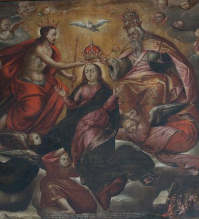 Zdjęcie nr 2: Obraz uzyskał kształt leżącego prostokąta zbliżonego do kwadratu. Pole obrazowe zostało podzielone na jedną, większą, kwaterę środkową oraz dziewięć mniejszych, tworzących jej obramienie z trzech stron. W kwaterze głównej przedstawiono scenę koronacji Marii przez Trójcę Świętą. W centrum kompozycji wyobrażono na szarogranatowych obłokach w całej postaci unoszoną przez aniołów Marię ukazaną frontalnie z nieznacznie ujętą głową w trzech czwartych w lewo. Madonna ma rozłożone ręce na wysokości piersi. Jest to młoda kobieta o owalnej twarzy z wysokim czołem i jasną karnacją oraz rumianymi policzkami. Ma prosty nos i wąskie usta oraz półprzymknięte oczy. Jej głowę otaczają kręcące się długie włosy spływające na ramiona. Ubrana jest w luźną, bladoszkarłatną suknię oraz ciemnogranatowy płaszcz spływający z ramion, przechodzący przez pierś i rozwiany z lewej strony u dołu. Postać Mari od dołu podtrzymuje trzech jasnowłosych aniołów ukazanych w dynamicznych pozach. Mają pucułowate twarze o jasnych karnacjach i rozjaśnione włosy. Ich szaty są rozwiane. Anioł z lewej strony ubrany jest w tunikę ciemnozieloną, środkowy w bladoczerwoną, a anioł z prawej strony w czerwoną oraz różową szatę wierzchnią. Powyżej Marii widać siedzącego z prawej strony Boga Ojca ujętego w trzech czwartych w lewo. Jest to siwobrody starzec z papieską, kosztowną tiarą na głowie, spod której widać siwe włosy spływające na ramiona. Prawą ręką trzyma złotą, zamkniętą koronę, a lewą podtrzymuje na kolanach glob zwieńczony złotym krzyżykiem. Ubrany jest w albę oraz kosztowną, złocistą kapę podbitą różem, której prawa poła okrywa jego kolana. Po drugiej stronie siedzi na obłokach Chrystus ukazany w trzech czwartych w prawo. Prawą ręką unosi koronę nad głową matki, a w lewej trzyma złote berło. Jego twarz o jasnej karnacji, rumianych policzkach, wydatnym nosie i krótkim zaroście, otoczona długimi, brązowymi włosami spływającym na plecy jest widoczna z profilu. Nagie ciało Zbawiciela okrywa perizonium oraz czerwona, rozwiana tkanina przerzucona przez lewe ramię i zakrywająca obie nogi. Jezus ma na głowie otwartą koronę dekorowaną malowaną kameryzacją. Pomiędzy Bogiem Ojcem, a Chrystusem namalowano w świetlistym otoku gołębicę Ducha Świętego. Za nią widać w głębi sferycznie ułożone, malowane, uskrzydlone główki anielskie oraz widoczne w półpostaci dwa aniołki siedzące po bokach Trójcy Świętej na końcach obłoków. W prawym dolnym rogu kompozycji wyobrażono niewielką scenę, w której dwunastu apostołów żywo gestykulujących otacza pusty grób ustawiony na tle skalistego wzgórza. Pierwszy z mniejszych obrazów w lewym, górnym rogu przedstawia leżącego na skale i przykutego mitycznego Prometusza, któremu brązowy sęp wyrywa wątrobę. Jego nagie ciało okrywa jedynie biała przepaska na biodrach. Dookoła jego ciała widać kąsające go węże. W dolnym, lewym rogu kompozycji widać w półpostaci diabła z głową odwróconą w stronę widza. Ponad skałą otoczoną z tyłu ogniem w górnym, lewym rogu przedstawiono na obłokach klęczącą, jasnowłosą kobietę w różowej sukni ze złożonymi modlitewnie rękami odbierającą złotą koronę od postaci w złocistych szatach trzymającą w lewej ręce palmę. Na drugim, środkowym obrazku z lewej strony, w górnej części kompozycji, na obłokach przedstawiono zasiadającego frontalnie Chrystusa. Zbawiciel prawą rękę ma uniesioną ponad głowę, lewą zaś odsuniętą od siebie. Twarz Jezusa jest owalna z jasną karnacją otoczoną krótką, brązową brodą i włosami spływającymi na ramiona. Jego nagie ciało okrywa przerzucona przez lewe przedramię czerwona tkanina zakrywającą ugięte w kolanach nogi. Dłonie i stopy mają  widoczne rany po gwoździach. Po bokach Zbawiciela widać w półpostaci dwóch aniołów dymiących w trąby. Na wysokości głowy Chrystusa z lewej strony widać skrzyżowane, złote berło z palmą w kwietnym otoku, a z prawej płonący miecz z biczami w otoku z cierni. Pod stopami Jezusa przedstawiono klepsydrę wspartą na uskrzydlonej czaszce ludzkiej, na której widnieje rozwiana banderola z łacińską inskrypcją. Pod czaszką na tle węża połykającego swój ogon wyobrażono skrzyżowany miecz z palmą. Na trzecim, dolnym obrazku ukazano dwóch klęczących, starszych mężczyzn skierowanych w lewo. Towarzyszą im dwaj aniołowie stróżowie. Jeden z aniołów wskazuje na widoczne w górnym rogu kompozycji Dzieciątko Jezus dźwigające krzyż w świetlistym otoku. Przed mężczyznami z lewej strony siedzi kościotrup, trzymający lewą ręką przy czaszce jabłko, a w prawej kartkę z napisem. Obok tego przedstawienia w kolejnym, umieszczonym z prawej strony, wyobrażono we wnętrzu pnia drzewa nabijanego drewnianymi czopami siedzącego frontalnie brodatego pustelnika ze modlitewnie złożonymi rękami. Przed jego czołem wiszą trzy kamienie zawieszone na drewnianej konstrukcji. Pustelnik ubrany jest we włosienicę, a jego kolana okrywa czerwony płaszcz. Bose stopy ma skute łańcuchem. Z lewej strony widać otwartą księgę, a z prawej stojący na ziemi skopek z wodą i kilka kamieni. Na sąsiedniej kwaterze z prawej strony przedstawiono w centrum kompozycji wielbłąda poganianego przez trzy osoby. Za zwierzęciem stoi kobieta o nalanej twarzy w złocistej sukni i fantazyjnym czepcu na głowie trzymająca złote berło. Za wielbłądem widać mężczyznę w różowej szacie z kulistym naczyniem w prawej ręce. Z prawej strony kompozycji stoi mężczyzna w czerwonej czapce i czarnym kaftanie, trzymający w lewej ręce trzos z monetami. Z rozjaśnionych obłoków widocznych w górnym, lewym rogu kompozycji, wyłania się ręka trzymająca igłę z uchem skierowanym ku ziemi. W następnej kwaterze wyobrażono na niewielkim wzgórzu klęczącego w profilu w lewo króla Dawida ze złożonymi modlitewnie rękami. Jest to siwobrody starzec w bladoróżowej tunice i kosztownym płaszczu na ramionach, przy którego nogach leży złocista harfa i zamknięta korona. Poniżej wzgórza z lewej strony kompozycji ukazano dwa koncentryczne koła wypełnione płomieniami, utworzone z wężów połykających własny ogon, pomiędzy którymi widać ludzkie twarze. W górnej części kompozycji widać ciemnoszarawe obłoki, z których wydobywa się ogień i spadają trzy gwiazdy. Na obłokach przedstawiono świetlisty łuk utworzony z uskrzydlonych główek anielskich otoczonych świetlistymi promieniami. W lewym, górnym rogu uskrzydlona główka anielska dmie wiatr, podobnie robi inna widoczna przy prawej krawędzi kompozycji, umieszczona na tle ukośnie ukazanego trzonu kolumny. W ostatniej kwaterze w dolnym szeregu przedstawiono siedzącego w pomieszczeniu za drewnianym stołem bankiera liczącego złote monety. Jest to dostatnio ubrany człowiek w czerwonej czapce na głowie. Towarzyszy mu anioł w różowej tunice wskazujący prawą ręką na ukazującą się z niebie rękę trzymającą na tle świetlistych obłoków wagę. W pomieszczeniu znajdują się otwarte skrzynie i worek wypełnione złotymi monetami. Pond tą kwaterą w środkowym przedstawieniu, przy prawej ramie obrazu, ukazano frontalnie w całej postaci stojącej na globie personifikację Wieczności w postaci uskrzydlonego anioła o dziecięcej twarzy. Jego głowę o pulchnych, rumianych policzkach z krótkimi włosami otacza złocisty nimb z wieńcem czarnych gwiazd. Anioł w rozłożonych rękach trzyma złotą obręcz oraz feniksa. Ubrany jest w złocistą tunikę i ciemnoróżową szatę wierzchnią spiętą pod szyją fibulą w kształcie słońca. Z lewo strony na tle skalnej groty widać koguta, a z prawej płomienie z czarnym bazyliszkiem oraz płonące wyżej skały. W ostatniej kwaterze w prawym, górnym rogu przedstawiono wnętrze jaskini otwierającej się na gwiaździste niebo. Na pierwszym planie siedzi siwobrody starzec trzymający na kolanach tabliczkę do pisania i rylec. Obok niego z lewej strony siedzi kobieta trzymająca dziecko na kolanach. Ubrana jest w różową suknię i czerwony płaszcz, a na głowie ma koronę utworzoną z murów miejskich. Przed nimi stoi młodzieniec widoczny z profilu, skierowany w prawo. W lewej ręce trzyma lirę, a w prawej łuk ze strzałami. Ubrany jest w rozwianą, złocistą tunikę sięgającą kolan. Jego głowę okala niebieskawy nimb. W głębi jaskini widać igrające niemowlęta. Na pierwszym planie namalowano węża połykającego własny ogon. Każda ze namalowanych na obrazie kwater zaopatrzona jest w umieszczoną pod przedstawieniem łacińską lemmę. Dodatków w niektórych kwaterach pojawiły się wyjaśniające, łacińskie napisy w ich polach.   