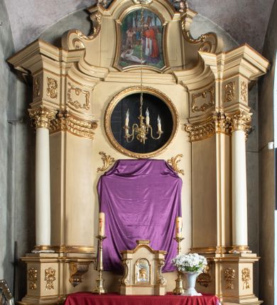 Zdjęcie nr 1: Przyścienna, jednokondygnacyjna nastawa ze zwieńczeniem uzyskała strukturę architektoniczną na rzucie łuku odcinkowego. Stipes ołtarzowy z drewnianą mensą z portatylem wykonano w kształcie sarkofagowym, ustawiając go na wysokim, fazowanym postumencie. Na nim znalazło się prostopadłościenne tabernakulum ujęte w czterech narożach pilastrami, o trzonach przyjmujących formę wolut, ustawionych pod kątem. Podpory dźwigają imposty połączone ze sobą gzymsem przyjmującym nad drzwiczkami formę łuku falistego. Drzwiczki uzyskały kształt stosującego prostokąta zamkniętego łukiem półkolistym nadwieszonym. W ich polu znalazła się płaskorzeźbiona chusta Weroniki. Nad tabernakulum usytuowano tron wystawienia w formie profilowanego cokołu. Retabulum wsparto na dwuczęściowym, wysokim cokole. Kondygnację ujęto ustawionymi pod kątem opilastrowanymi, wklęsłymi filarami, przed którymi znalazła się para ustawionych pod kątem kolumn o kapitelach kompozytowych, usteweionyuch na postumentach o bokach dekorowanych prostokątnymi płycinami obramienionymi profilowanymi ramkami. Podpory dźwigają wyłamane imposty połączone ze sobą gzymsem. W polu głównym umieszczono obraz Pana Jezusa Bielańskiego w typie Ecce Homo ujęty ramą w formie stojącego prostokąta z uskokami w górnych narożach. Nad polem obrazowym przepruto okulus ujęty profilowaną ramą otwarty na przeszklenie witrażowe z wyobrażeniem Najświętszego Serca Pana Jezusa. Zwieńczenie utworzono w formie stojącego prostokąta zamkniętego fragmentem gzymsu w formie łuku półkolistego nadwieszonego, ujęte pilastrami o trzonach przechodzących w spływy wolutowe. W polu znalazł się obraz ze św. Stanisławem wskrzeszającym Piotrowina ujęty ramą w formie stojącego prostokąta zamkniętego łukiem odcinkowym nadwieszonym, z wklęsłym dolnym bokiem i ściętymi narożami. Górna strefa cokołu i fryz dekorowane stylizowanym ornamentem roślinnym z elementami muszli, akantu i rozet. Na gzymsie zwieńczenia usytuowano parę siedzących puttów. Struktura została polichromowana w kolorze beżowym, ornamentyka, profile i ramy pozłocono.
Na odwrocie portatylu napisy dotyczące konsekracji i wizytacji:
„Anno 1776 Die 27 Aprilis Illmus’ ac Re[verendis]simus D[ominus] D[omini] / […] DEJV Apostolica Apartia Episcopus / Abderitamensis(?) hoc Altare Porta ille consecravit et Reliqvias / A. S. Clementis ac Gemenasi(?) M.M. imposuit/ Datum ut A[…]/ Cracovie”
„Obsigillatum in Visitatione  Ca/nonica Ilusstrissime ac reverentis / sine (?) Eppi[scopi] Cracoviensis Albini / Die 16 Junii 1883”
„Revisum et de nava obsigillatum / tempore Visitationis Canonice / in Głębowice die 2. M. Junii 1965. a. / peraetare / + Julianus Groblicki / Ep[isco]pus […] Cracov[iensis].”