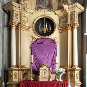 Zdjęcie nr 1: Przyścienna, jednokondygnacyjna nastawa ze zwieńczeniem uzyskała strukturę architektoniczną na rzucie łuku odcinkowego. Stipes ołtarzowy z drewnianą mensą z portatylem wykonano w kształcie sarkofagowym, ustawiając go na wysokim, fazowanym postumencie. Na nim znalazło się prostopadłościenne tabernakulum ujęte w czterech narożach pilastrami, o trzonach przyjmujących formę wolut, ustawionych pod kątem. Podpory dźwigają imposty połączone ze sobą gzymsem przyjmującym nad drzwiczkami formę łuku falistego. Drzwiczki uzyskały kształt stosującego prostokąta zamkniętego łukiem półkolistym nadwieszonym. W ich polu znalazła się płaskorzeźbiona chusta Weroniki. Nad tabernakulum usytuowano tron wystawienia w formie profilowanego cokołu. Retabulum wsparto na dwuczęściowym, wysokim cokole. Kondygnację ujęto ustawionymi pod kątem opilastrowanymi, wklęsłymi filarami, przed którymi znalazła się para ustawionych pod kątem kolumn o kapitelach kompozytowych, usteweionyuch na postumentach o bokach dekorowanych prostokątnymi płycinami obramienionymi profilowanymi ramkami. Podpory dźwigają wyłamane imposty połączone ze sobą gzymsem. W polu głównym umieszczono obraz Pana Jezusa Bielańskiego w typie Ecce Homo ujęty ramą w formie stojącego prostokąta z uskokami w górnych narożach. Nad polem obrazowym przepruto okulus ujęty profilowaną ramą otwarty na przeszklenie witrażowe z wyobrażeniem Najświętszego Serca Pana Jezusa. Zwieńczenie utworzono w formie stojącego prostokąta zamkniętego fragmentem gzymsu w formie łuku półkolistego nadwieszonego, ujęte pilastrami o trzonach przechodzących w spływy wolutowe. W polu znalazł się obraz ze św. Stanisławem wskrzeszającym Piotrowina ujęty ramą w formie stojącego prostokąta zamkniętego łukiem odcinkowym nadwieszonym, z wklęsłym dolnym bokiem i ściętymi narożami. Górna strefa cokołu i fryz dekorowane stylizowanym ornamentem roślinnym z elementami muszli, akantu i rozet. Na gzymsie zwieńczenia usytuowano parę siedzących puttów. Struktura została polichromowana w kolorze beżowym, ornamentyka, profile i ramy pozłocono.
Na odwrocie portatylu napisy dotyczące konsekracji i wizytacji:
„Anno 1776 Die 27 Aprilis Illmus’ ac Re[verendis]simus D[ominus] D[omini] / […] DEJV Apostolica Apartia Episcopus / Abderitamensis(?) hoc Altare Porta ille consecravit et Reliqvias / A. S. Clementis ac Gemenasi(?) M.M. imposuit/ Datum ut A[…]/ Cracovie”
„Obsigillatum in Visitatione  Ca/nonica Ilusstrissime ac reverentis / sine (?) Eppi[scopi] Cracoviensis Albini / Die 16 Junii 1883”
„Revisum et de nava obsigillatum / tempore Visitationis Canonice / in Głębowice die 2. M. Junii 1965. a. / peraetare / + Julianus Groblicki / Ep[isco]pus […] Cracov[iensis].”