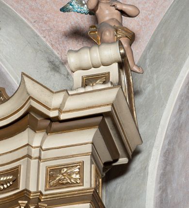 Zdjęcie nr 4: Przyścienna, jednokondygnacyjna nastawa ze zwieńczeniem uzyskała strukturę architektoniczną na rzucie łuku odcinkowego. Stipes ołtarzowy z drewnianą mensą z portatylem wykonano w kształcie sarkofagowym, ustawiając go na wysokim, fazowanym postumencie. Na nim znalazło się prostopadłościenne tabernakulum ujęte w czterech narożach pilastrami, o trzonach przyjmujących formę wolut, ustawionych pod kątem. Podpory dźwigają imposty połączone ze sobą gzymsem przyjmującym nad drzwiczkami formę łuku falistego. Drzwiczki uzyskały kształt stosującego prostokąta zamkniętego łukiem półkolistym nadwieszonym. W ich polu znalazła się płaskorzeźbiona chusta Weroniki. Nad tabernakulum usytuowano tron wystawienia w formie profilowanego cokołu. Retabulum wsparto na dwuczęściowym, wysokim cokole. Kondygnację ujęto ustawionymi pod kątem opilastrowanymi, wklęsłymi filarami, przed którymi znalazła się para ustawionych pod kątem kolumn o kapitelach kompozytowych, usteweionyuch na postumentach o bokach dekorowanych prostokątnymi płycinami obramienionymi profilowanymi ramkami. Podpory dźwigają wyłamane imposty połączone ze sobą gzymsem. W polu głównym umieszczono obraz Pana Jezusa Bielańskiego w typie Ecce Homo ujęty ramą w formie stojącego prostokąta z uskokami w górnych narożach. Nad polem obrazowym przepruto okulus ujęty profilowaną ramą otwarty na przeszklenie witrażowe z wyobrażeniem Najświętszego Serca Pana Jezusa. Zwieńczenie utworzono w formie stojącego prostokąta zamkniętego fragmentem gzymsu w formie łuku półkolistego nadwieszonego, ujęte pilastrami o trzonach przechodzących w spływy wolutowe. W polu znalazł się obraz ze św. Stanisławem wskrzeszającym Piotrowina ujęty ramą w formie stojącego prostokąta zamkniętego łukiem odcinkowym nadwieszonym, z wklęsłym dolnym bokiem i ściętymi narożami. Górna strefa cokołu i fryz dekorowane stylizowanym ornamentem roślinnym z elementami muszli, akantu i rozet. Na gzymsie zwieńczenia usytuowano parę siedzących puttów. Struktura została polichromowana w kolorze beżowym, ornamentyka, profile i ramy pozłocono.
Na odwrocie portatylu napisy dotyczące konsekracji i wizytacji:
„Anno 1776 Die 27 Aprilis Illmus’ ac Re[verendis]simus D[ominus] D[omini] / […] DEJV Apostolica Apartia Episcopus / Abderitamensis(?) hoc Altare Porta ille consecravit et Reliqvias / A. S. Clementis ac Gemenasi(?) M.M. imposuit/ Datum ut A[…]/ Cracovie”
„Obsigillatum in Visitatione  Ca/nonica Ilusstrissime ac reverentis / sine (?) Eppi[scopi] Cracoviensis Albini / Die 16 Junii 1883”
„Revisum et de nava obsigillatum / tempore Visitationis Canonice / in Głębowice die 2. M. Junii 1965. a. / peraetare / + Julianus Groblicki / Ep[isco]pus […] Cracov[iensis].”