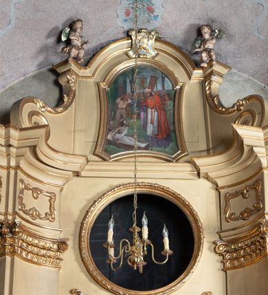 Zdjęcie nr 2: Przyścienna, jednokondygnacyjna nastawa ze zwieńczeniem uzyskała strukturę architektoniczną na rzucie łuku odcinkowego. Stipes ołtarzowy z drewnianą mensą z portatylem wykonano w kształcie sarkofagowym, ustawiając go na wysokim, fazowanym postumencie. Na nim znalazło się prostopadłościenne tabernakulum ujęte w czterech narożach pilastrami, o trzonach przyjmujących formę wolut, ustawionych pod kątem. Podpory dźwigają imposty połączone ze sobą gzymsem przyjmującym nad drzwiczkami formę łuku falistego. Drzwiczki uzyskały kształt stosującego prostokąta zamkniętego łukiem półkolistym nadwieszonym. W ich polu znalazła się płaskorzeźbiona chusta Weroniki. Nad tabernakulum usytuowano tron wystawienia w formie profilowanego cokołu. Retabulum wsparto na dwuczęściowym, wysokim cokole. Kondygnację ujęto ustawionymi pod kątem opilastrowanymi, wklęsłymi filarami, przed którymi znalazła się para ustawionych pod kątem kolumn o kapitelach kompozytowych, usteweionyuch na postumentach o bokach dekorowanych prostokątnymi płycinami obramienionymi profilowanymi ramkami. Podpory dźwigają wyłamane imposty połączone ze sobą gzymsem. W polu głównym umieszczono obraz Pana Jezusa Bielańskiego w typie Ecce Homo ujęty ramą w formie stojącego prostokąta z uskokami w górnych narożach. Nad polem obrazowym przepruto okulus ujęty profilowaną ramą otwarty na przeszklenie witrażowe z wyobrażeniem Najświętszego Serca Pana Jezusa. Zwieńczenie utworzono w formie stojącego prostokąta zamkniętego fragmentem gzymsu w formie łuku półkolistego nadwieszonego, ujęte pilastrami o trzonach przechodzących w spływy wolutowe. W polu znalazł się obraz ze św. Stanisławem wskrzeszającym Piotrowina ujęty ramą w formie stojącego prostokąta zamkniętego łukiem odcinkowym nadwieszonym, z wklęsłym dolnym bokiem i ściętymi narożami. Górna strefa cokołu i fryz dekorowane stylizowanym ornamentem roślinnym z elementami muszli, akantu i rozet. Na gzymsie zwieńczenia usytuowano parę siedzących puttów. Struktura została polichromowana w kolorze beżowym, ornamentyka, profile i ramy pozłocono.
Na odwrocie portatylu napisy dotyczące konsekracji i wizytacji:
„Anno 1776 Die 27 Aprilis Illmus’ ac Re[verendis]simus D[ominus] D[omini] / […] DEJV Apostolica Apartia Episcopus / Abderitamensis(?) hoc Altare Porta ille consecravit et Reliqvias / A. S. Clementis ac Gemenasi(?) M.M. imposuit/ Datum ut A[…]/ Cracovie”
„Obsigillatum in Visitatione  Ca/nonica Ilusstrissime ac reverentis / sine (?) Eppi[scopi] Cracoviensis Albini / Die 16 Junii 1883”
„Revisum et de nava obsigillatum / tempore Visitationis Canonice / in Głębowice die 2. M. Junii 1965. a. / peraetare / + Julianus Groblicki / Ep[isco]pus […] Cracov[iensis].”