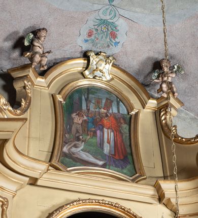 Zdjęcie nr 3: Przyścienna, jednokondygnacyjna nastawa ze zwieńczeniem uzyskała strukturę architektoniczną na rzucie łuku odcinkowego. Stipes ołtarzowy z drewnianą mensą z portatylem wykonano w kształcie sarkofagowym, ustawiając go na wysokim, fazowanym postumencie. Na nim znalazło się prostopadłościenne tabernakulum ujęte w czterech narożach pilastrami, o trzonach przyjmujących formę wolut, ustawionych pod kątem. Podpory dźwigają imposty połączone ze sobą gzymsem przyjmującym nad drzwiczkami formę łuku falistego. Drzwiczki uzyskały kształt stosującego prostokąta zamkniętego łukiem półkolistym nadwieszonym. W ich polu znalazła się płaskorzeźbiona chusta Weroniki. Nad tabernakulum usytuowano tron wystawienia w formie profilowanego cokołu. Retabulum wsparto na dwuczęściowym, wysokim cokole. Kondygnację ujęto ustawionymi pod kątem opilastrowanymi, wklęsłymi filarami, przed którymi znalazła się para ustawionych pod kątem kolumn o kapitelach kompozytowych, usteweionyuch na postumentach o bokach dekorowanych prostokątnymi płycinami obramienionymi profilowanymi ramkami. Podpory dźwigają wyłamane imposty połączone ze sobą gzymsem. W polu głównym umieszczono obraz Pana Jezusa Bielańskiego w typie Ecce Homo ujęty ramą w formie stojącego prostokąta z uskokami w górnych narożach. Nad polem obrazowym przepruto okulus ujęty profilowaną ramą otwarty na przeszklenie witrażowe z wyobrażeniem Najświętszego Serca Pana Jezusa. Zwieńczenie utworzono w formie stojącego prostokąta zamkniętego fragmentem gzymsu w formie łuku półkolistego nadwieszonego, ujęte pilastrami o trzonach przechodzących w spływy wolutowe. W polu znalazł się obraz ze św. Stanisławem wskrzeszającym Piotrowina ujęty ramą w formie stojącego prostokąta zamkniętego łukiem odcinkowym nadwieszonym, z wklęsłym dolnym bokiem i ściętymi narożami. Górna strefa cokołu i fryz dekorowane stylizowanym ornamentem roślinnym z elementami muszli, akantu i rozet. Na gzymsie zwieńczenia usytuowano parę siedzących puttów. Struktura została polichromowana w kolorze beżowym, ornamentyka, profile i ramy pozłocono.
Na odwrocie portatylu napisy dotyczące konsekracji i wizytacji:
„Anno 1776 Die 27 Aprilis Illmus’ ac Re[verendis]simus D[ominus] D[omini] / […] DEJV Apostolica Apartia Episcopus / Abderitamensis(?) hoc Altare Porta ille consecravit et Reliqvias / A. S. Clementis ac Gemenasi(?) M.M. imposuit/ Datum ut A[…]/ Cracovie”
„Obsigillatum in Visitatione  Ca/nonica Ilusstrissime ac reverentis / sine (?) Eppi[scopi] Cracoviensis Albini / Die 16 Junii 1883”
„Revisum et de nava obsigillatum / tempore Visitationis Canonice / in Głębowice die 2. M. Junii 1965. a. / peraetare / + Julianus Groblicki / Ep[isco]pus […] Cracov[iensis].”