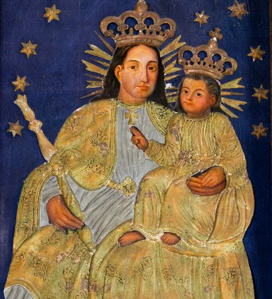 Zdjęcie nr 6: Przyścienne retabulum wznosi się nad sarkofagowym stipesie z drewnianą mensą z kamiennym portatylem, ustawowym na cokole, wspartym na drewnianym podeście. Stipes zwęża się ku dołowi. Od frontu zdobi go fantazyjne obramienie utworzone z profilowanej listwy przechodzącej na środku w płaskorzeźbiony ornament muszlowy. Ponad ołtarzem wznosi się jednoosiowe i jednokondygnacyjne retabulum ze zwieńczeniem ustawione na wysokim cokole. Nastawę artykułuje para zdwojonych pilastrów o korynckich głowicach z trzonami dekorowanymi zawieszonymi na wstęgach festonach owocowo-kwiatowych. Pilastry dźwigają imposty o wyłamanym wklęśle gzymsie, oraz przerwany półkolisty przyczółek. Imposty połączone zostały architrawem nad polem głównym, przyjmującym kształt odwróconego łuku odcinkowego, dekorowanego muszlowym kartuszem z napisem: „ORA PRO NOBIS / SANCTA DEI / GENITRIX”. W polu środkowym umieszczono obraz Matki Boskiej z Dzieciątkiem w formie stojącego prostokąta ujęty profilowaną ramą. Poniżej obrazu znalazła się ramka w formie leżącego prostokąta o wklęsłych bokach. Zwieńczenie uzyskało formę stojącego prostokąta o wklęsłych bokach zamknięty całującymi się wolutami i muszlą. W polu zwieńczenia umieszczono owalny obraz św. Antoniego Padewskiego, ujęty profilowaną ramą. Ponad nim znajdują się dekoracyjne, profilowane listewki układające się w fantazyjne kształty. Po bokach retabulum usytuowano zredukowane uszaki w formie wąskich, ażurowych wici roślinnych. Strukturę nastawy polichromowano na biało, ornamentyka i profile pierwotnie były złocone.