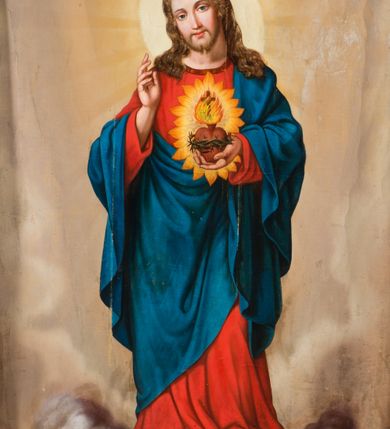 Zdjęcie nr 7: Przyścienne retabulum wznosi się nad sarkofagowym stipesie z drewnianą mensą z kamiennym portatylem, ustawowym na cokole, wspartym na drewnianym podeście. Stipes zwęża się ku dołowi. Od frontu zdobi go fantazyjne obramienie utworzone z profilowanej listwy przechodzącej na środku w płaskorzeźbiony ornament muszlowy. Ponad ołtarzem wznosi się jednoosiowe i jednokondygnacyjne retabulum ze zwieńczeniem ustawione na wysokim cokole. Nastawę artykułuje para zdwojonych pilastrów o korynckich głowicach z trzonami dekorowanymi zawieszonymi na wstęgach festonach owocowo-kwiatowych. Pilastry dźwigają imposty o wyłamanym wklęśle gzymsie, oraz przerwany półkolisty przyczółek. Imposty połączone zostały architrawem nad polem głównym, przyjmującym kształt odwróconego łuku odcinkowego, dekorowanego muszlowym kartuszem. W polu środkowym umieszczono obraz Najświętszego Serca Pana Jezusa w formie stojącego prostokąta ujęty profilowaną ramą. Poniżej obrazu znalazła się ramka w formie leżącego prostokąta o wklęsłych bokach. Zwieńczenie uzyskało formę stojącego prostokąta o wklęsłych bokach zamknięty całującymi się wolutami i muszlą. W polu zwieńczenia umieszczono owalny obraz św. Józefa, ujęty profilowaną ramą. Ponad nim znajdują się dekoracyjne, profilowane listewki układające się w fantazyjne kształty. Po bokach retabulum usytuowano zredukowane uszaki w formie wąskich, ażurowych wici roślinnych. Strukturę nastawy polichromowano na biało, ornamentyka i profile pierwotnie były złocone.