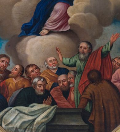 Zdjęcie nr 20: Kamienny ołtarz w jawiszowickim kościele uzyskał kształt prostopadłościanu. Otacza go drewniana obudowa podtrzymująca drewnianą mensę z portatylem. Jego przód zdobi drewniane antepedium ujęte profilowaną ramą z centralnym medalionem z monogramem Marii, otoczonym przez ornament roślinny. Ponad ołtarzem rozpościera się dwukondygnacyjna, architektoniczna nastawa ołtarzowa, flankowana przez dwie bramki. Struktura ołtarza dekorowana jest ciemnozieloną marmoryzacją. Pierwsza kondygnacja retabulum uzyskała trójosiowe założenie wsparte na dwustrefowym cokole, podzielonym płycinami z dekoracją akantową. Artykułują ją dwie pary kolumn o skręconych trzonach i kapitelach kompozytowych. Złocone w całości kolumny podtrzymują belkowanie o wysuniętym gzymsie, wyłamane na ich osi oraz przerwany trójkątny przyczółek. Pole środkowe nastawy wypełnia w całości nisza ujęta profilowaną, złoconą ramą w formie stojącego prostokąta zamkniętego trzema bokami z ośmioboku. W jej wnętrzu znajduje się obraz Matki Boskiej z Dzieciątkiem w typie Matki Boskiej Śnieżnej, zdobiony drewnianą złoconą i srebrzoną sukienką wotywną oraz koronami, a także dwie zasuwy z przedstawieniem św. Marcina, biskupa oraz bł. Salomei. Niszę środkową flankują znajdujące się pomiędzy kolumnami wąskie płyciny zwieńczone konchami. Na ich tle ustawiono figury św. Piotra i św. Pawła. Ponad nimi widoczne są na belkowaniu płaskorzeźbione i złocone girlandy kwiatowe oraz rozety. Na przerwanym przyczółku umieszczono dwie figury siedzących aniołów. Na mensie ołtarza centralnie ustawiono prostopadłościenne tabernakulum w drewnianej obudowie ujęte dwiema kolumienkami kompozytowymi o skręconych trzonach podtrzymujących belkowanie, do którego przymocowano świeczniki na sakramentki. Umieszczony na jego szczycie prosty tron eucharystyczny bez zaplecka flankują dwie figury uskrzydlonych aniołków. Drugą, jednoosiową kondygnację nastawy ujmuje także para złoconych kolumn o skręconych trzonach i kapitelach kompozytowych, ustawionych na cokołach, dźwigających imposty. Pomiędzy kolumnami nad polem z obrazem Wniebowzięcia Matki Boskiej widoczny jest wysunięty fragment gzymsu. Obraz ujęty został złoconą i profilowaną ramą w formie kwadratu o ściętych narożach. Po bokach obrazu na płycinie rozmieszczono złocone dekoracje akantowe. W zwieńczeniu na belkowaniu usytuowano dwa putta flankujące rzeźbę apokaliptycznego baranka leżącego na księdze. Obie kondygnacje ujmują uszaki z akantu suchego. Po bokach nastawy usytuowano dwie bramki flankowane pilastrami. Ich zwężające się ku dołowi trzony podtrzymują nadwieszony łuk półkolisty. Całość zamyka gzyms z centralnie usytuowanym cokołem, na którym stoją figury św. Stanisława i św. Wojciecha. Po ich bokach figur przy ścianach ustawiono rzeźbione i złocone wazony z kwiatami. 