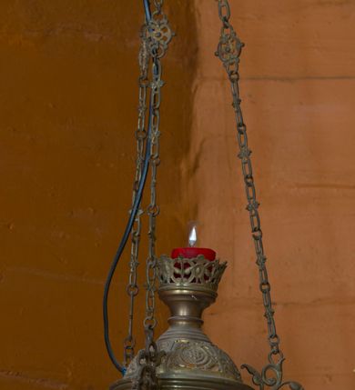 Zdjęcie nr 33: Kamienny ołtarz w jawiszowickim kościele uzyskał kształt prostopadłościanu. Otacza go drewniana obudowa podtrzymująca drewnianą mensę z portatylem. Jego przód zdobi drewniane antepedium ujęte profilowaną ramą z centralnym medalionem z monogramem Marii, otoczonym przez ornament roślinny. Ponad ołtarzem rozpościera się dwukondygnacyjna, architektoniczna nastawa ołtarzowa, flankowana przez dwie bramki. Struktura ołtarza dekorowana jest ciemnozieloną marmoryzacją. Pierwsza kondygnacja retabulum uzyskała trójosiowe założenie wsparte na dwustrefowym cokole, podzielonym płycinami z dekoracją akantową. Artykułują ją dwie pary kolumn o skręconych trzonach i kapitelach kompozytowych. Złocone w całości kolumny podtrzymują belkowanie o wysuniętym gzymsie, wyłamane na ich osi oraz przerwany trójkątny przyczółek. Pole środkowe nastawy wypełnia w całości nisza ujęta profilowaną, złoconą ramą w formie stojącego prostokąta zamkniętego trzema bokami z ośmioboku. W jej wnętrzu znajduje się obraz Matki Boskiej z Dzieciątkiem w typie Matki Boskiej Śnieżnej, zdobiony drewnianą złoconą i srebrzoną sukienką wotywną oraz koronami, a także dwie zasuwy z przedstawieniem św. Marcina, biskupa oraz bł. Salomei. Niszę środkową flankują znajdujące się pomiędzy kolumnami wąskie płyciny zwieńczone konchami. Na ich tle ustawiono figury św. Piotra i św. Pawła. Ponad nimi widoczne są na belkowaniu płaskorzeźbione i złocone girlandy kwiatowe oraz rozety. Na przerwanym przyczółku umieszczono dwie figury siedzących aniołów. Na mensie ołtarza centralnie ustawiono prostopadłościenne tabernakulum w drewnianej obudowie ujęte dwiema kolumienkami kompozytowymi o skręconych trzonach podtrzymujących belkowanie, do którego przymocowano świeczniki na sakramentki. Umieszczony na jego szczycie prosty tron eucharystyczny bez zaplecka flankują dwie figury uskrzydlonych aniołków. Drugą, jednoosiową kondygnację nastawy ujmuje także para złoconych kolumn o skręconych trzonach i kapitelach kompozytowych, ustawionych na cokołach, dźwigających imposty. Pomiędzy kolumnami nad polem z obrazem Wniebowzięcia Matki Boskiej widoczny jest wysunięty fragment gzymsu. Obraz ujęty został złoconą i profilowaną ramą w formie kwadratu o ściętych narożach. Po bokach obrazu na płycinie rozmieszczono złocone dekoracje akantowe. W zwieńczeniu na belkowaniu usytuowano dwa putta flankujące rzeźbę apokaliptycznego baranka leżącego na księdze. Obie kondygnacje ujmują uszaki z akantu suchego. Po bokach nastawy usytuowano dwie bramki flankowane pilastrami. Ich zwężające się ku dołowi trzony podtrzymują nadwieszony łuk półkolisty. Całość zamyka gzyms z centralnie usytuowanym cokołem, na którym stoją figury św. Stanisława i św. Wojciecha. Po ich bokach figur przy ścianach ustawiono rzeźbione i złocone wazony z kwiatami. 